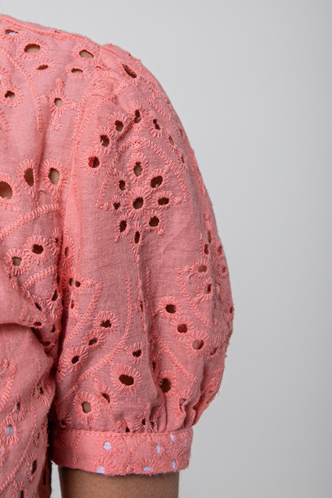 JO BRODERIE ANGLAISE CROPPED BLOUSE PINK 5