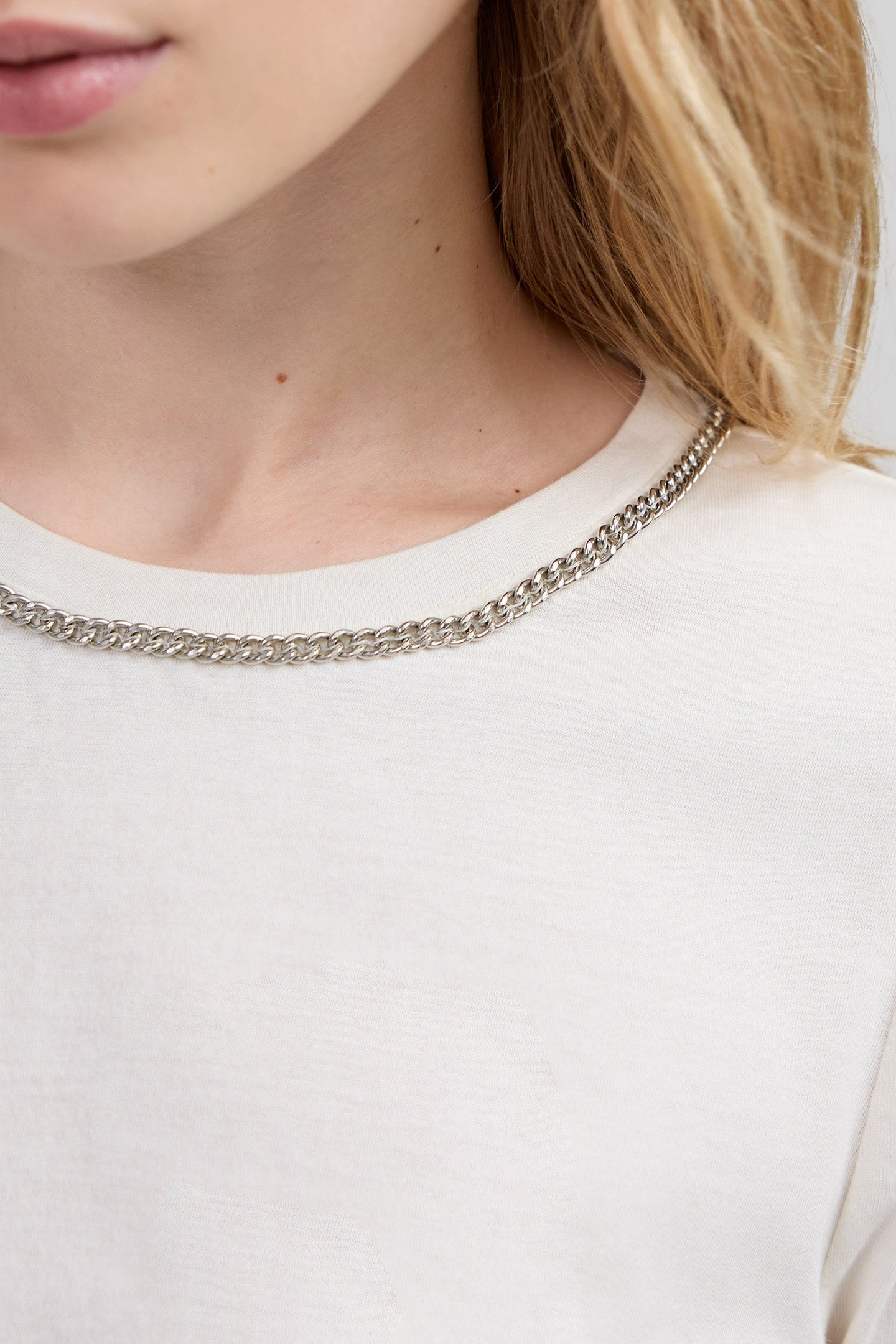 OFF-WHITE T-SHIRT WITH CHAIN COLLAR 5