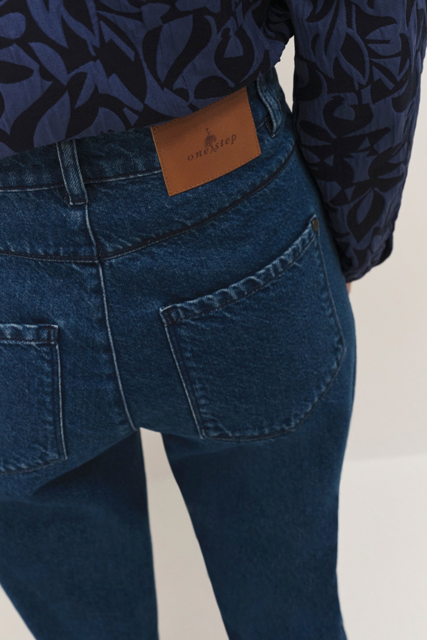 LE AVA - 7/8TH SEAMED MEDIUM WASH STRAIGHT JEANS 5