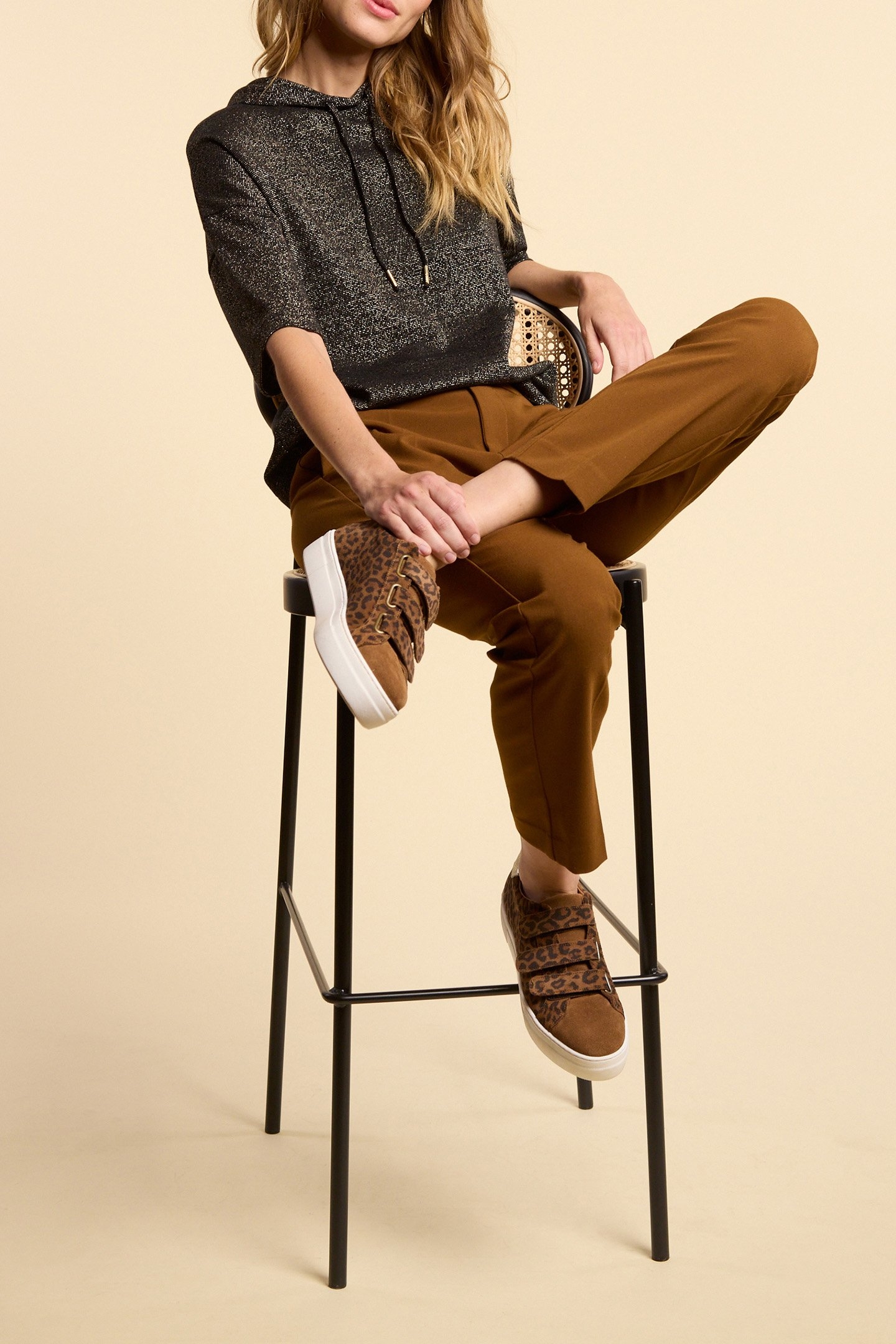 BLACK HOODED T-SHIRT WITH GOLD METALLIC STRIPES 3