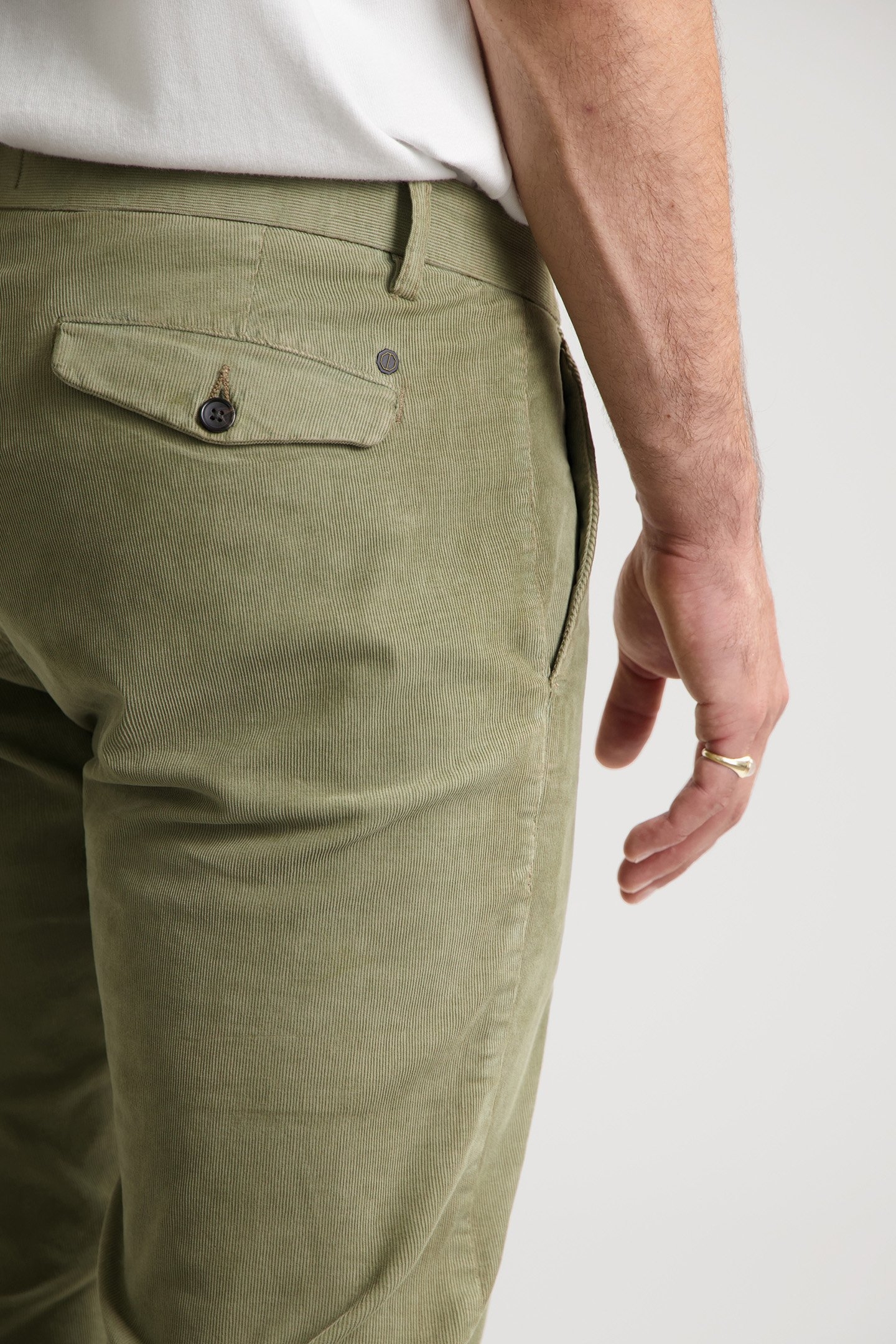 DS_LANCASTER RIBCORD CHINO DARK SAND 8