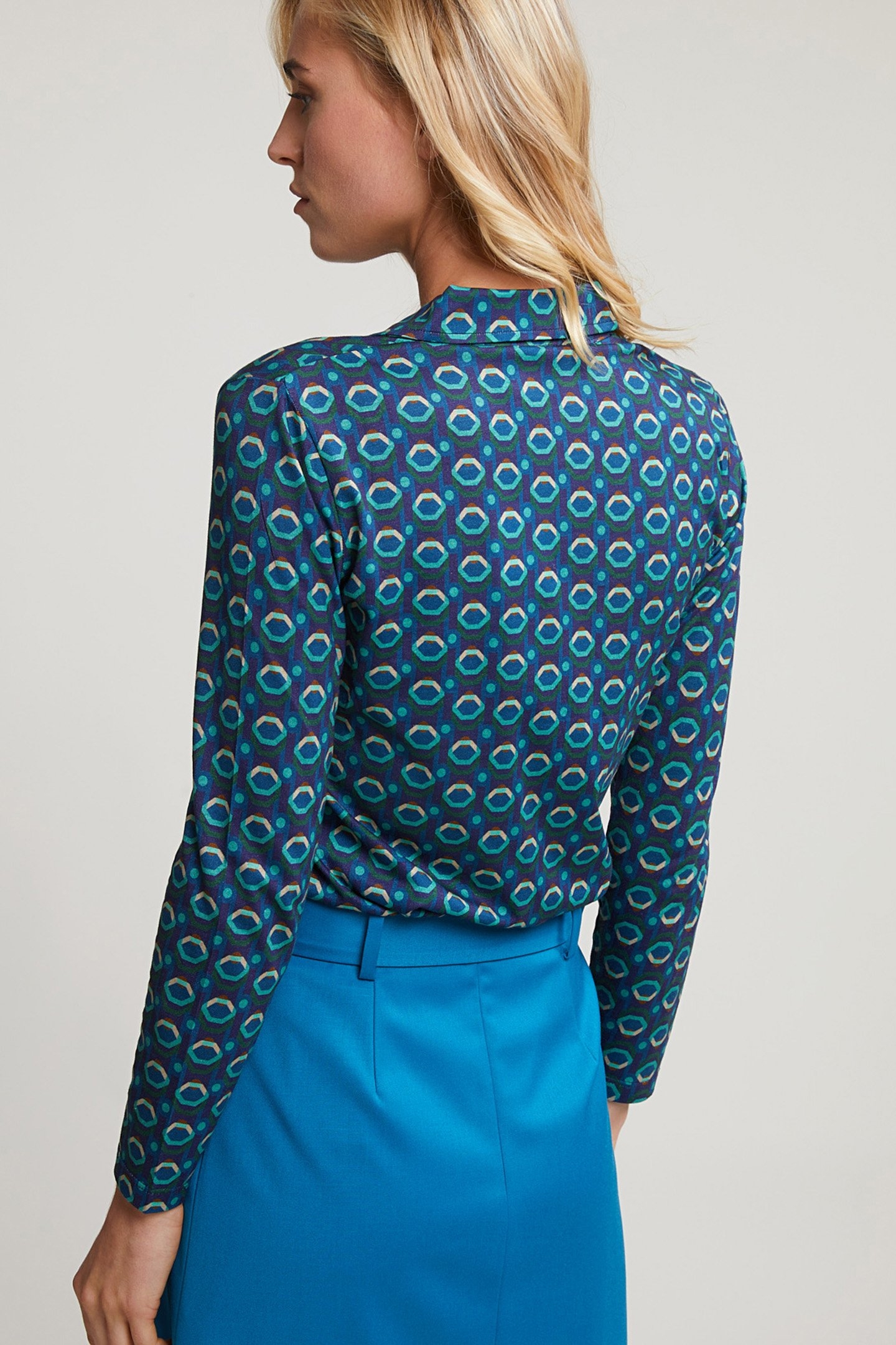 BLUE/GREEN FANTASY V-NECK 2