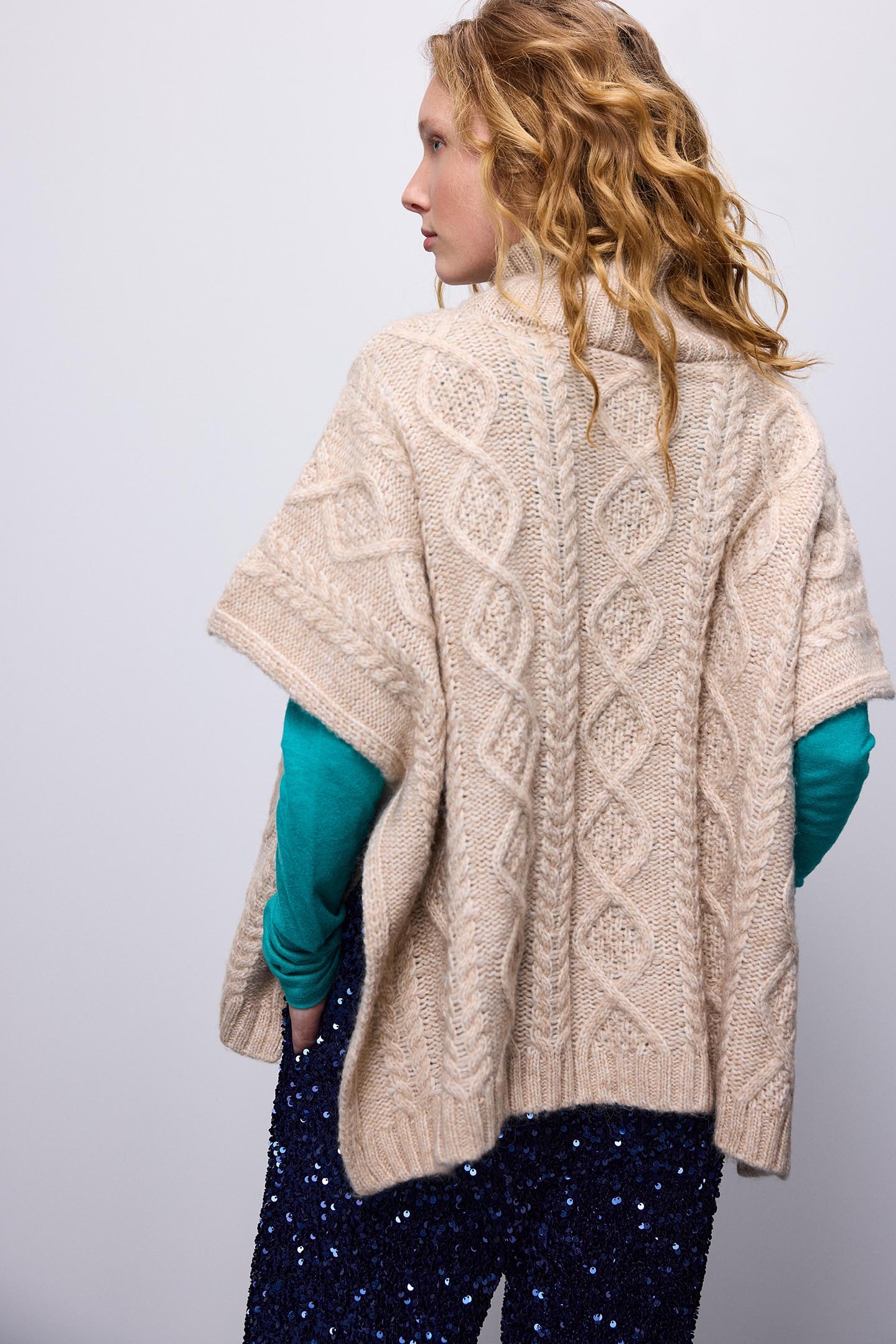 PONCHO CABLE KNIT IVORY 2