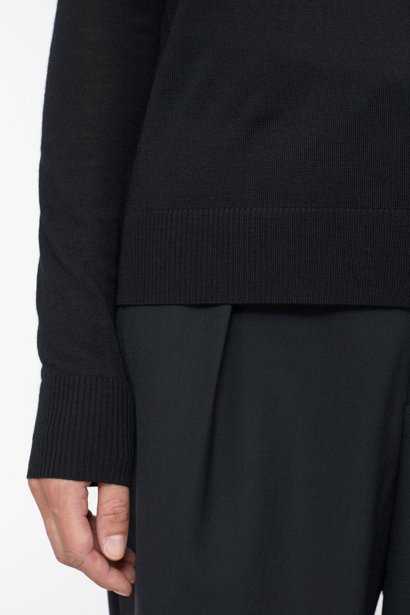 V NECK LONG SLEEVES KNITS BLACK 6