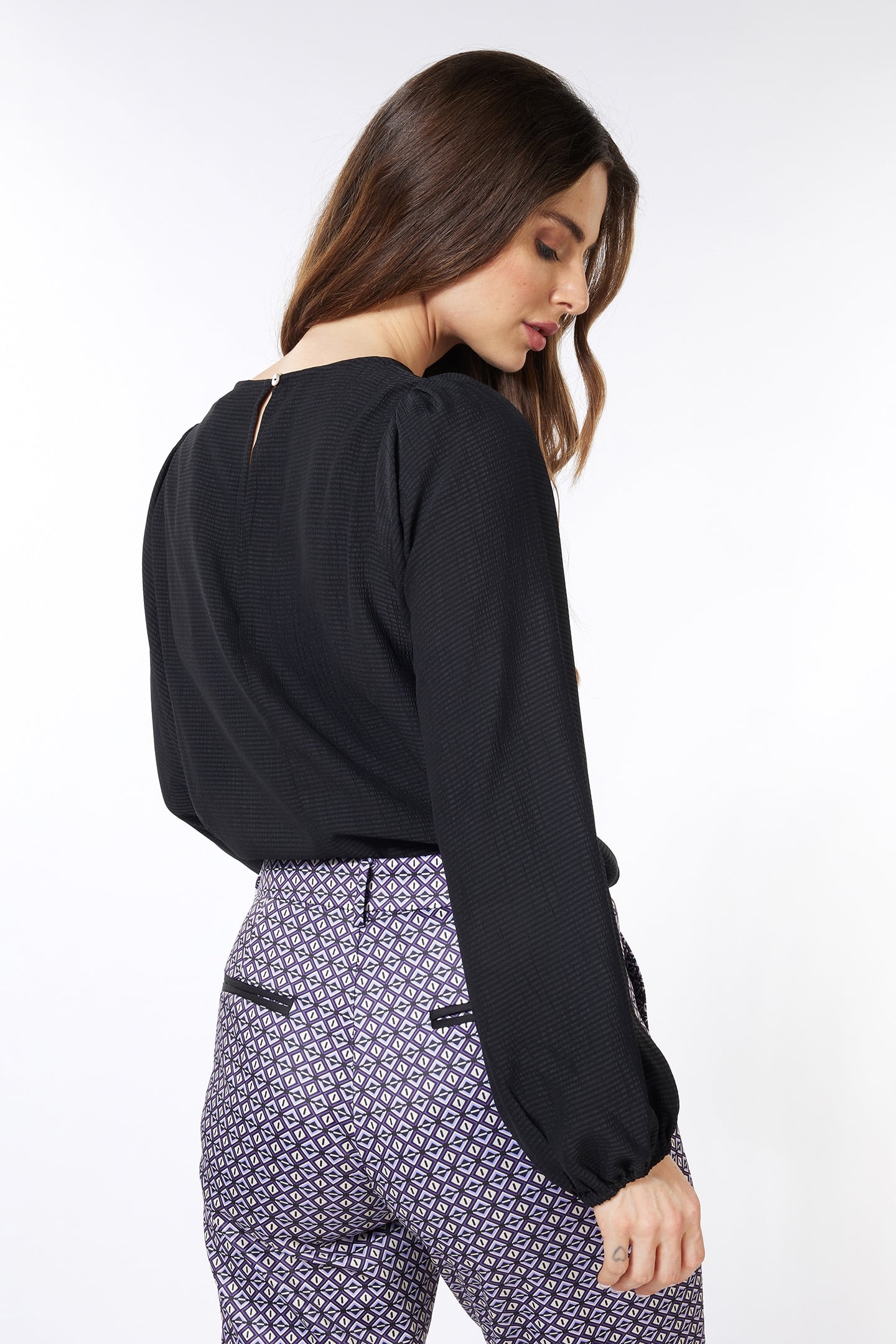 BLOUSE R-NECK STRUCTURE BLACK 3