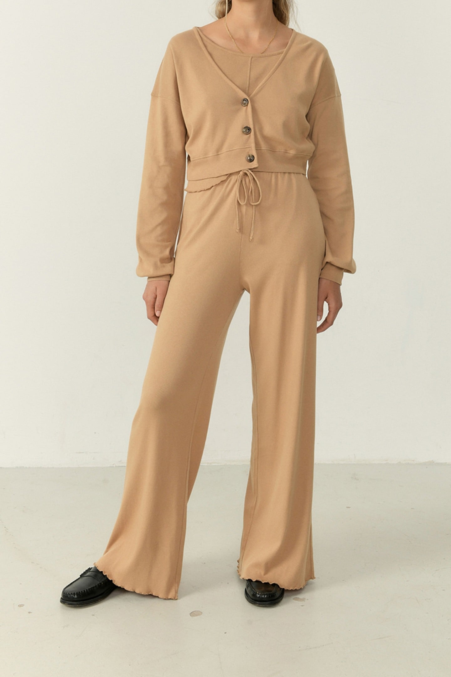 LONG-SLEEVED V-NECK BUTTON-DOWN VEST PRALINE 2