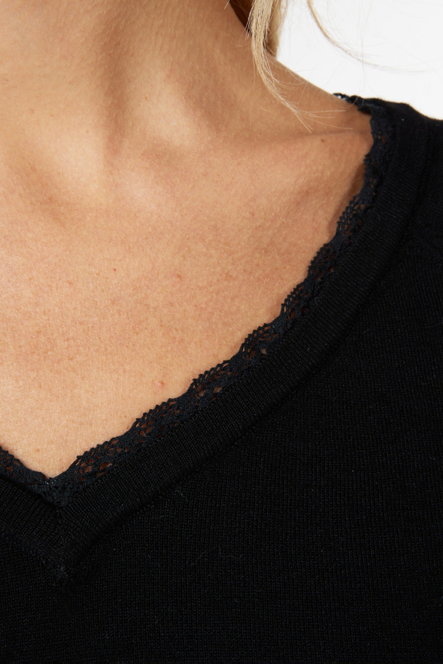 SWEATER V-NECK LACE BLACK 8