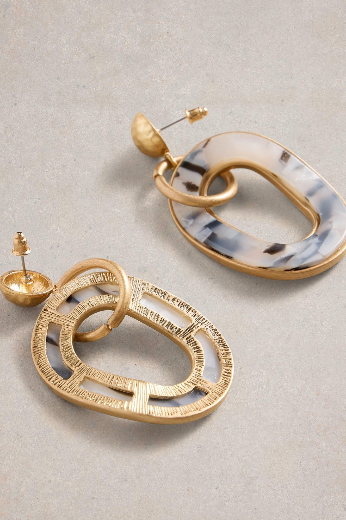 RESIN LINK DROP EARRING GOLD TONE METALLIC 2