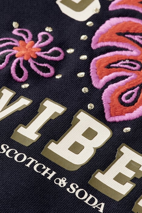 RELAXED-FIT ARTWORK SWEATSHIRT NIGHT 7