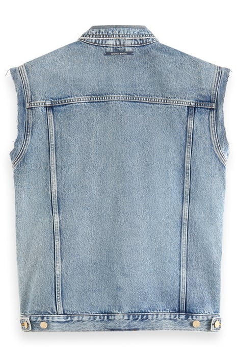 CUT OFF SLEEVELESS DENIM TRUCKER WITH BADGES HEADLINE ACT 5