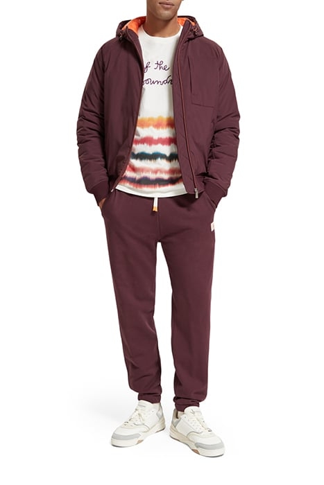 ESSENTIAL BADGE SWEATPANT IN ORGANIC COTTON BERRY WINE 3