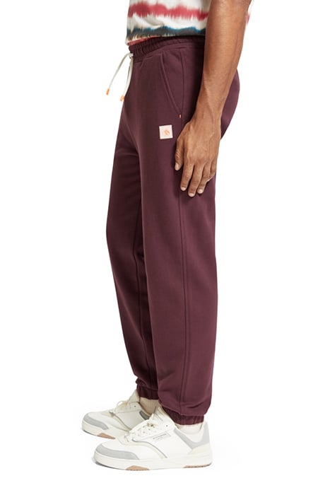 ESSENTIAL BADGE SWEATPANT IN ORGANIC COTTON BERRY WINE 6