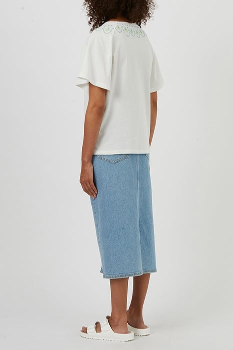 EMBROIDERY DETAILS SSLV TEE WHITE 3