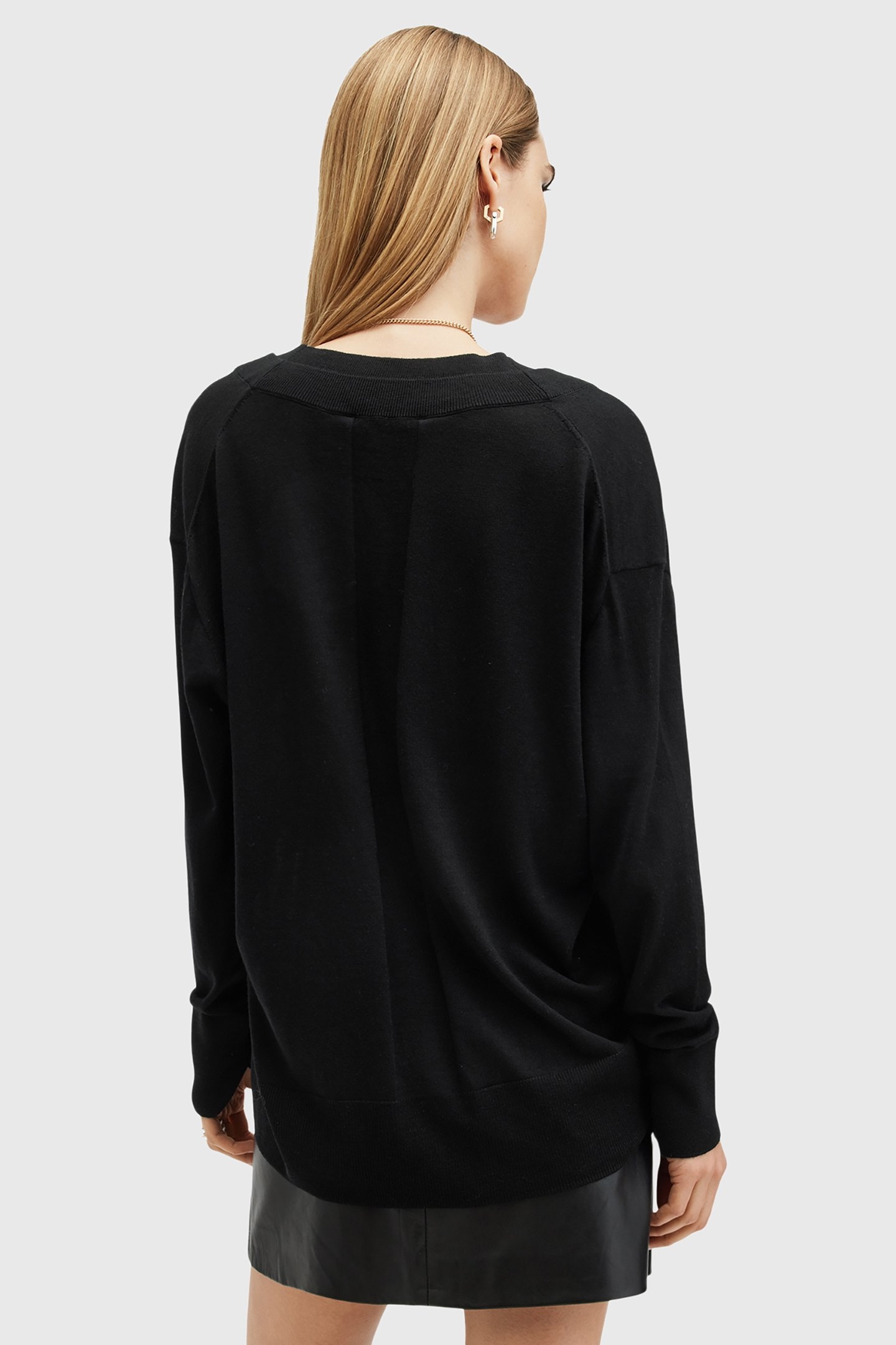 BERN V NECK BLACK 2