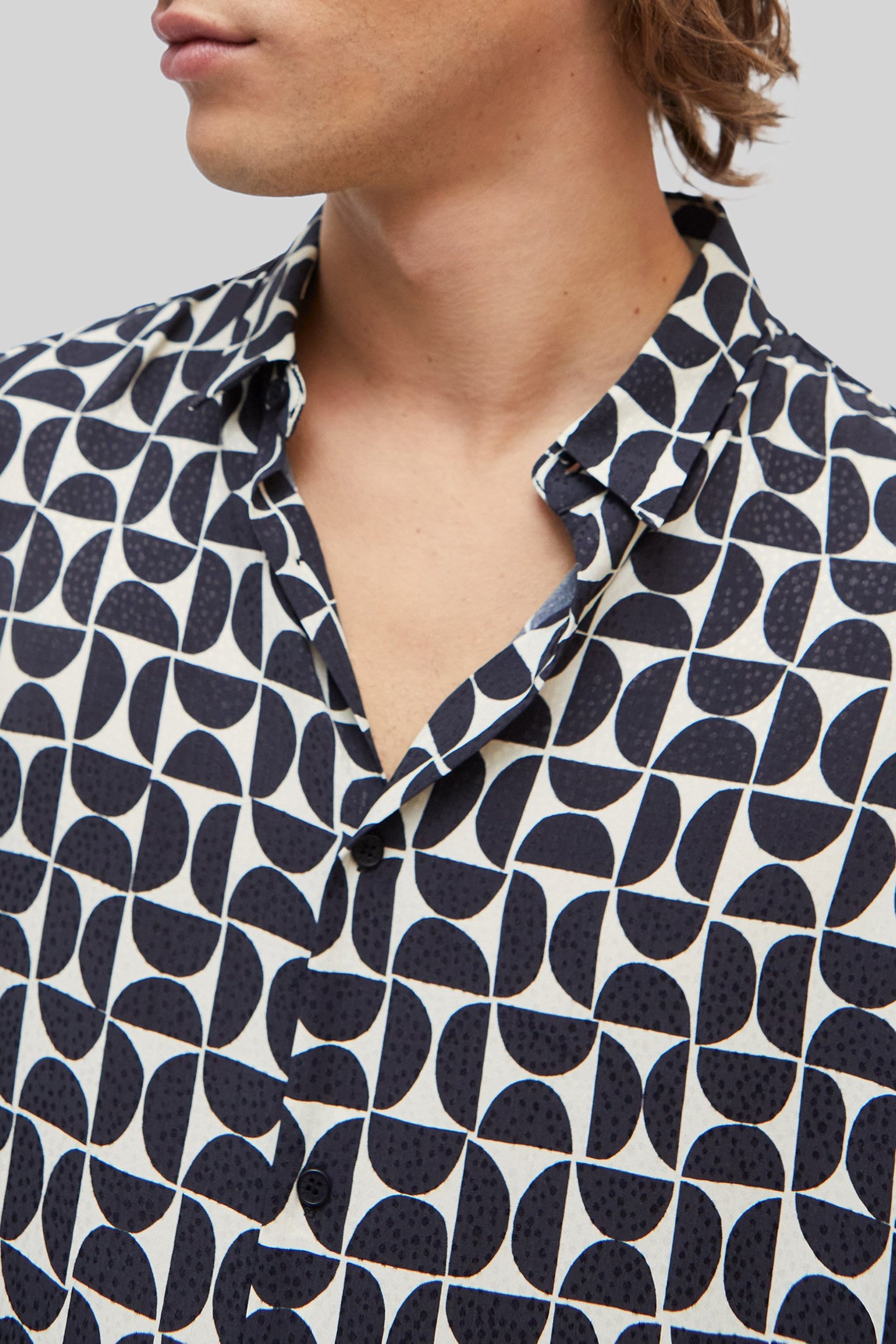 PURE EDITION – BLACK SHIRT WITH RETRO GRAPHIC MOTIF 4