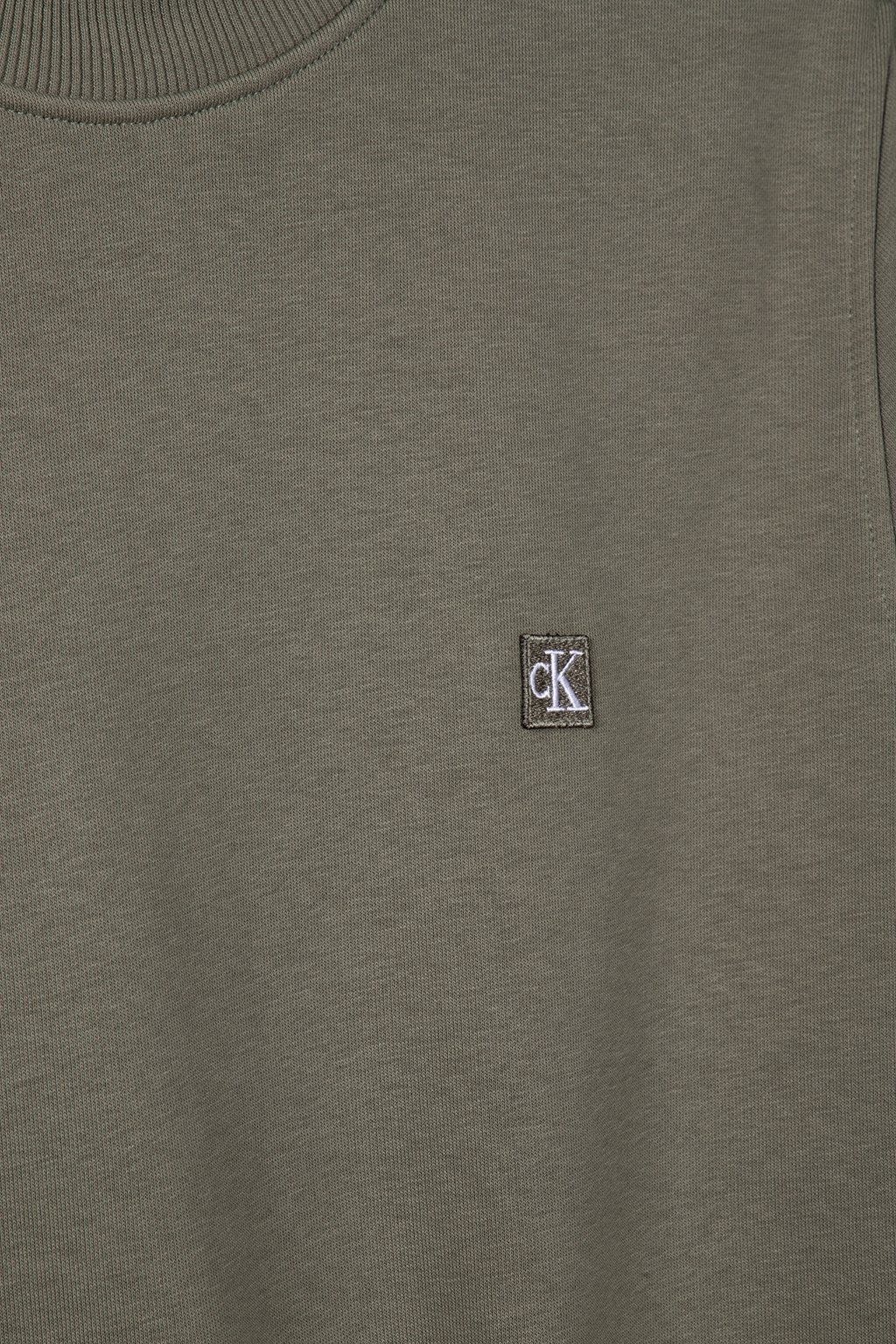 CK EMBRO BADGE CREW DUSTY OLIVE 4