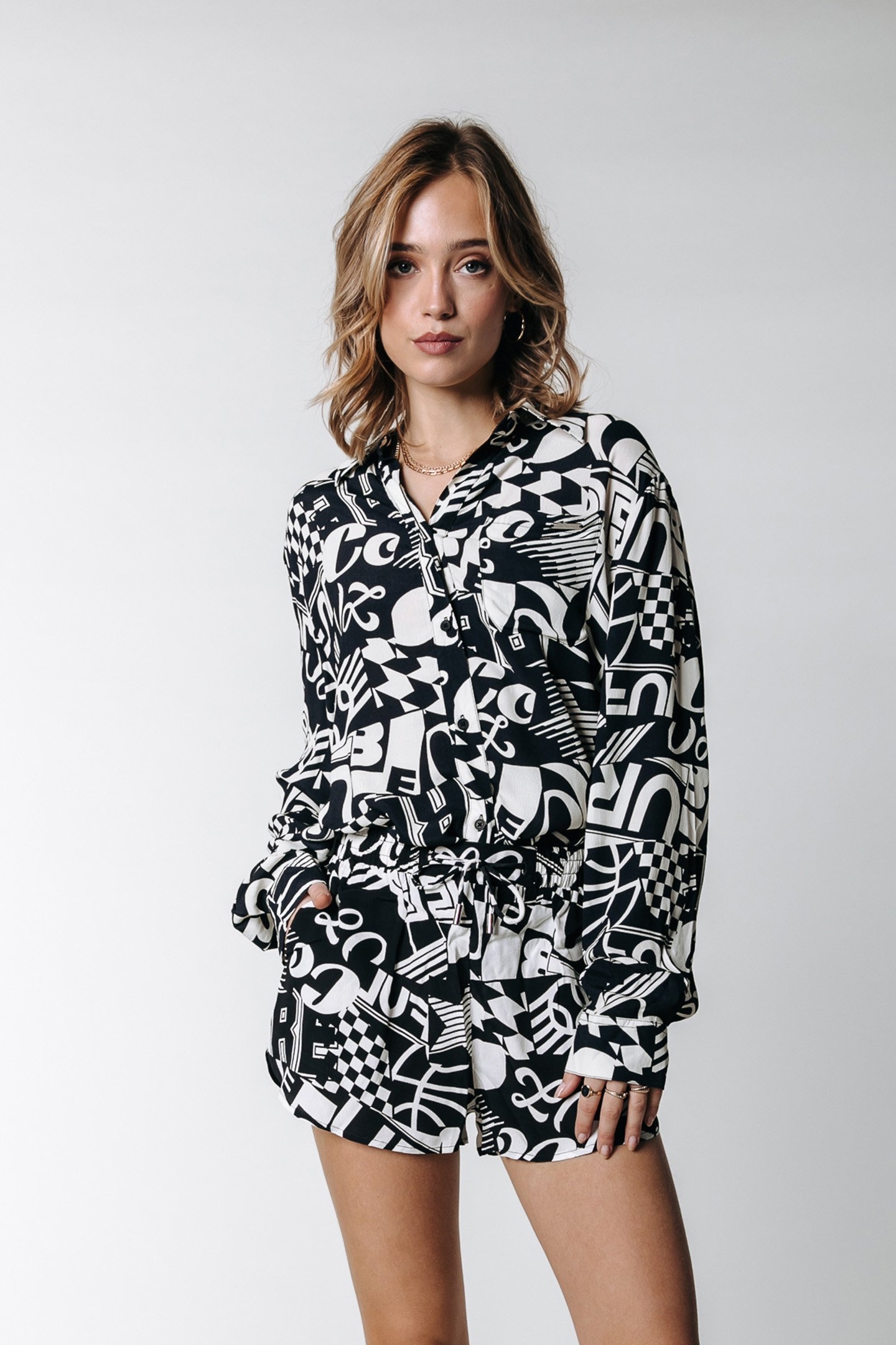 OLET LETTER BUTTON DOWN BLOUSE BLACK/WHITE 1