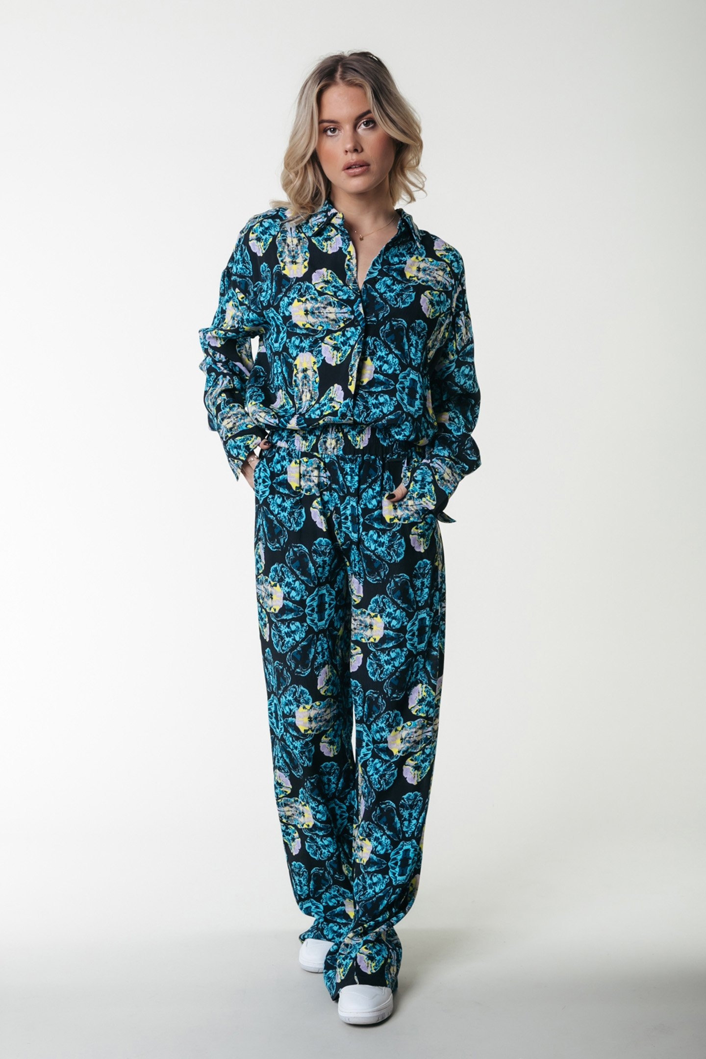 MELODY DIGITAL FLOWER STRAIGHT PANTS LIGHT BLUE 1