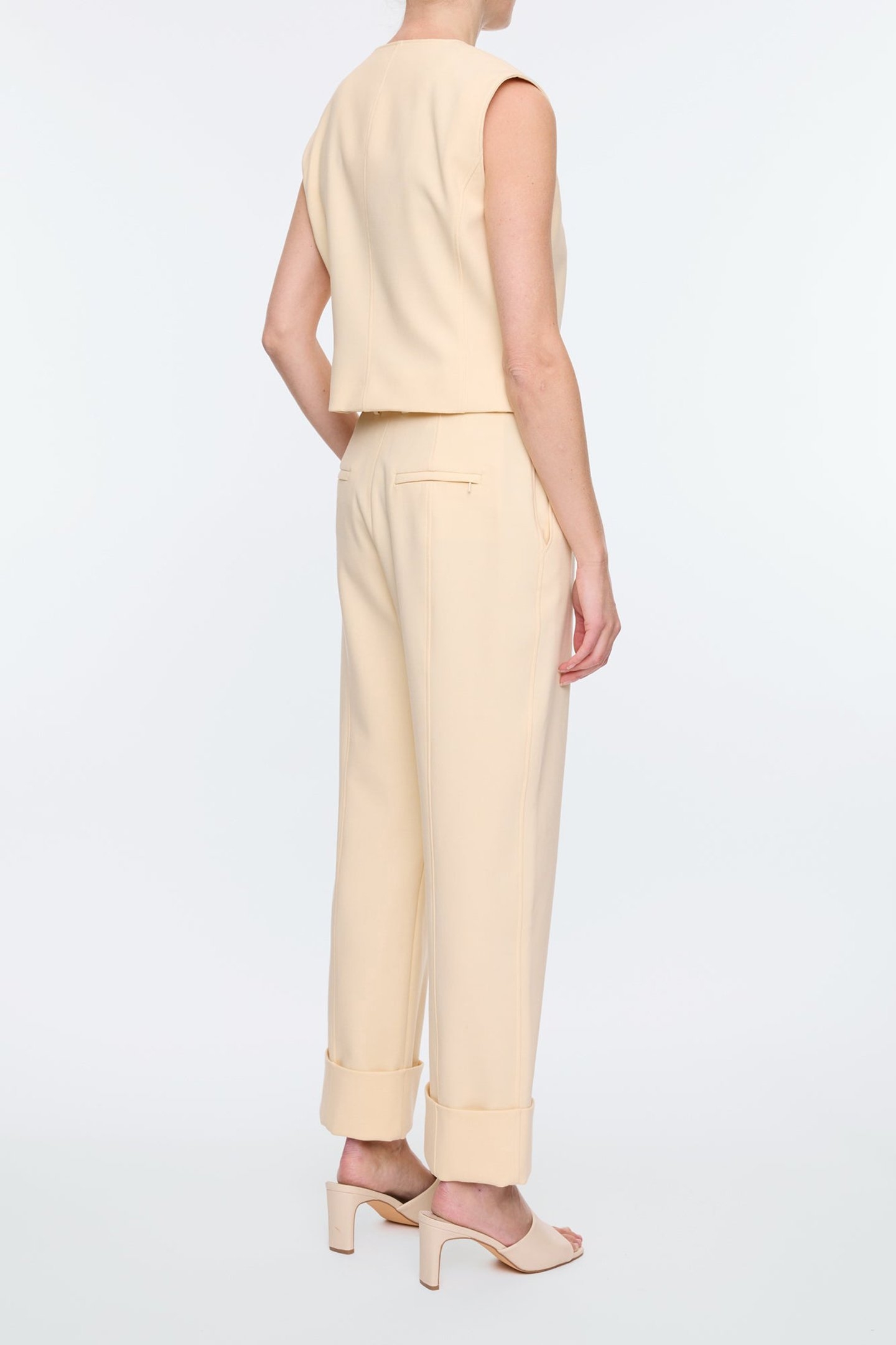 ROUND TAILOR BEIGES 3