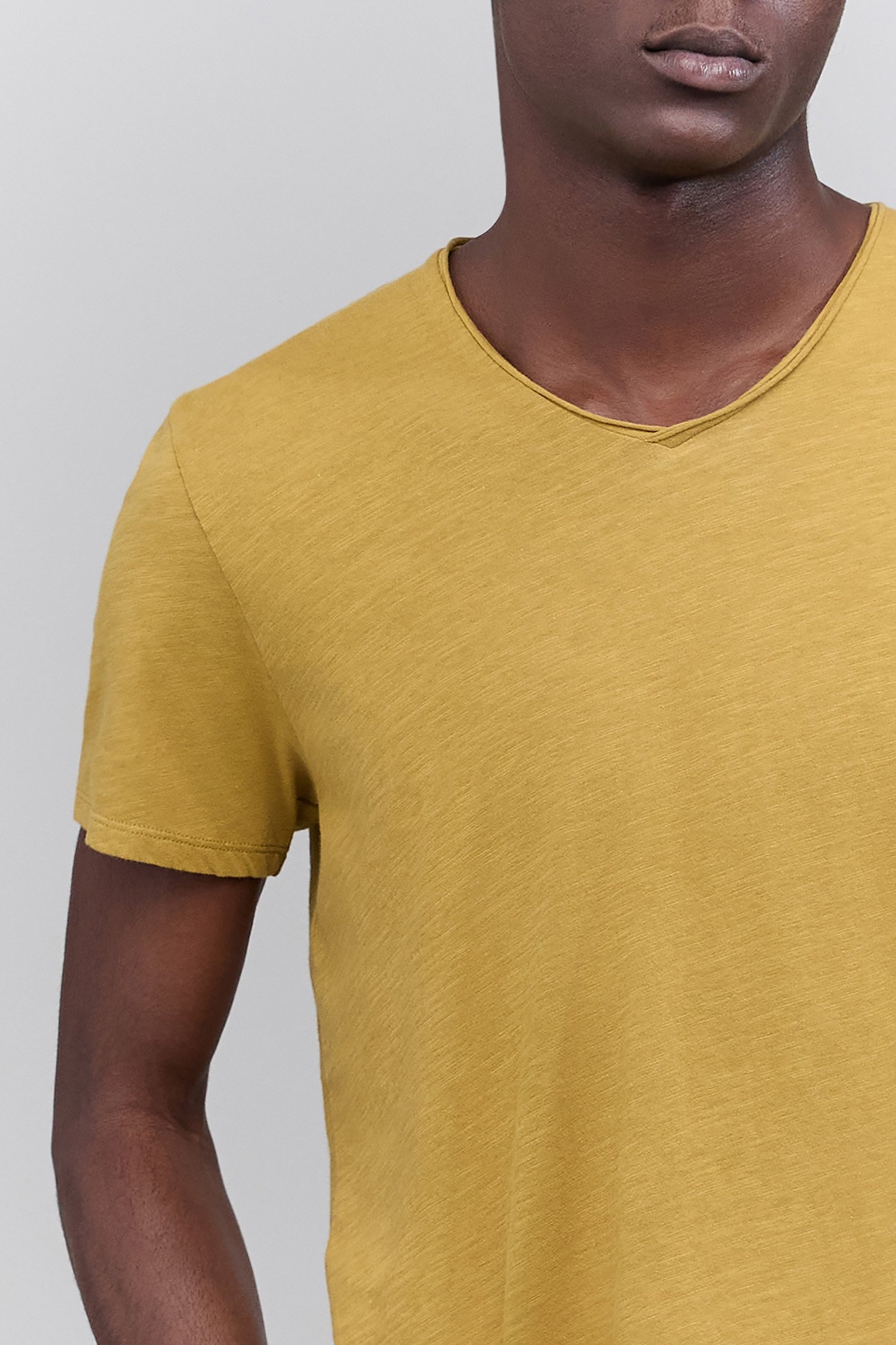 LICHEN ORGANIC COTTON ESSENTIAL V-NECK T-SHIRT 4