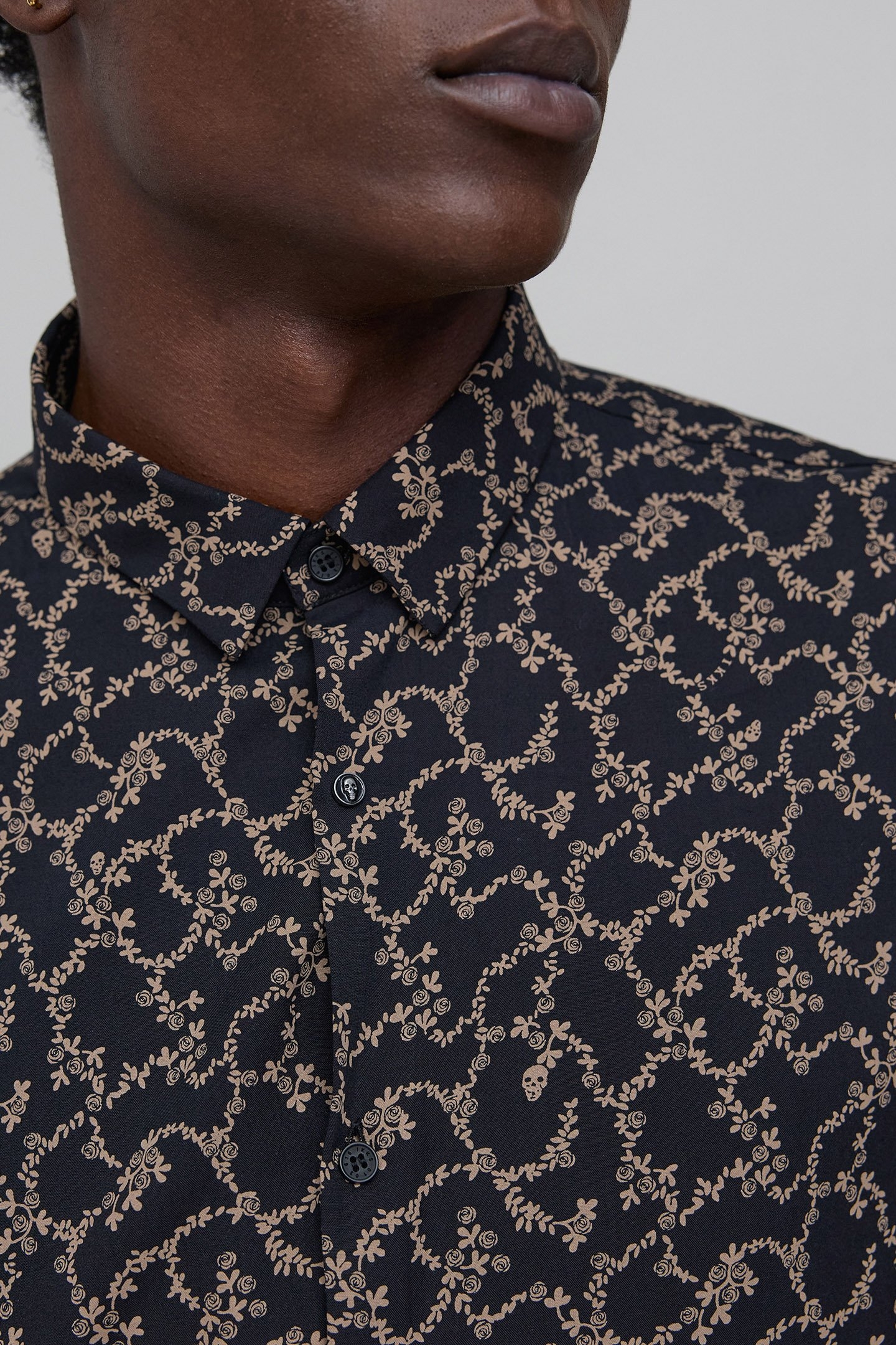 BLACK SLIM SHIRT WITH SKULL AND FLOWERS PRINT 5