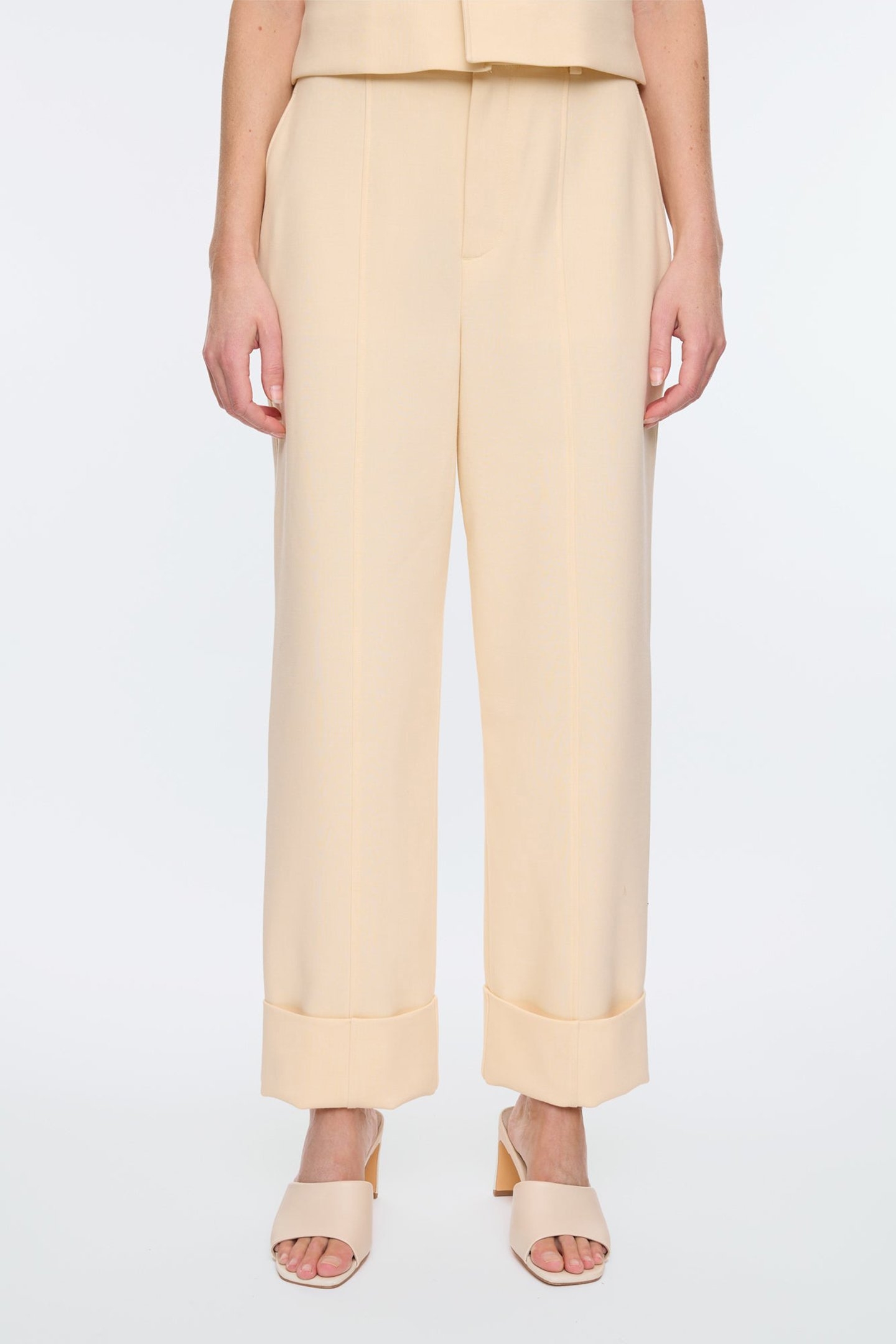 ROUND TAILOR BEIGES 1