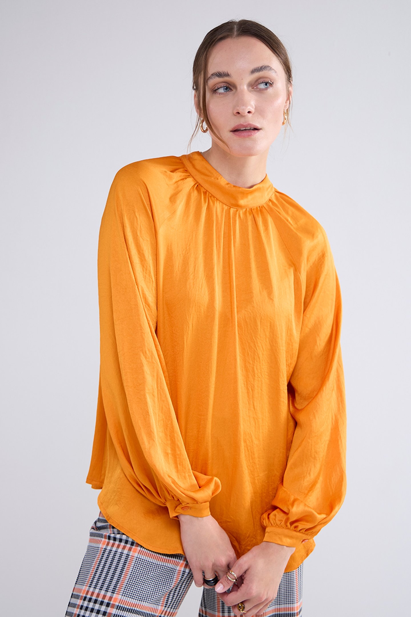 TOP HIGH NECK SILKY TOUCH REDS 1