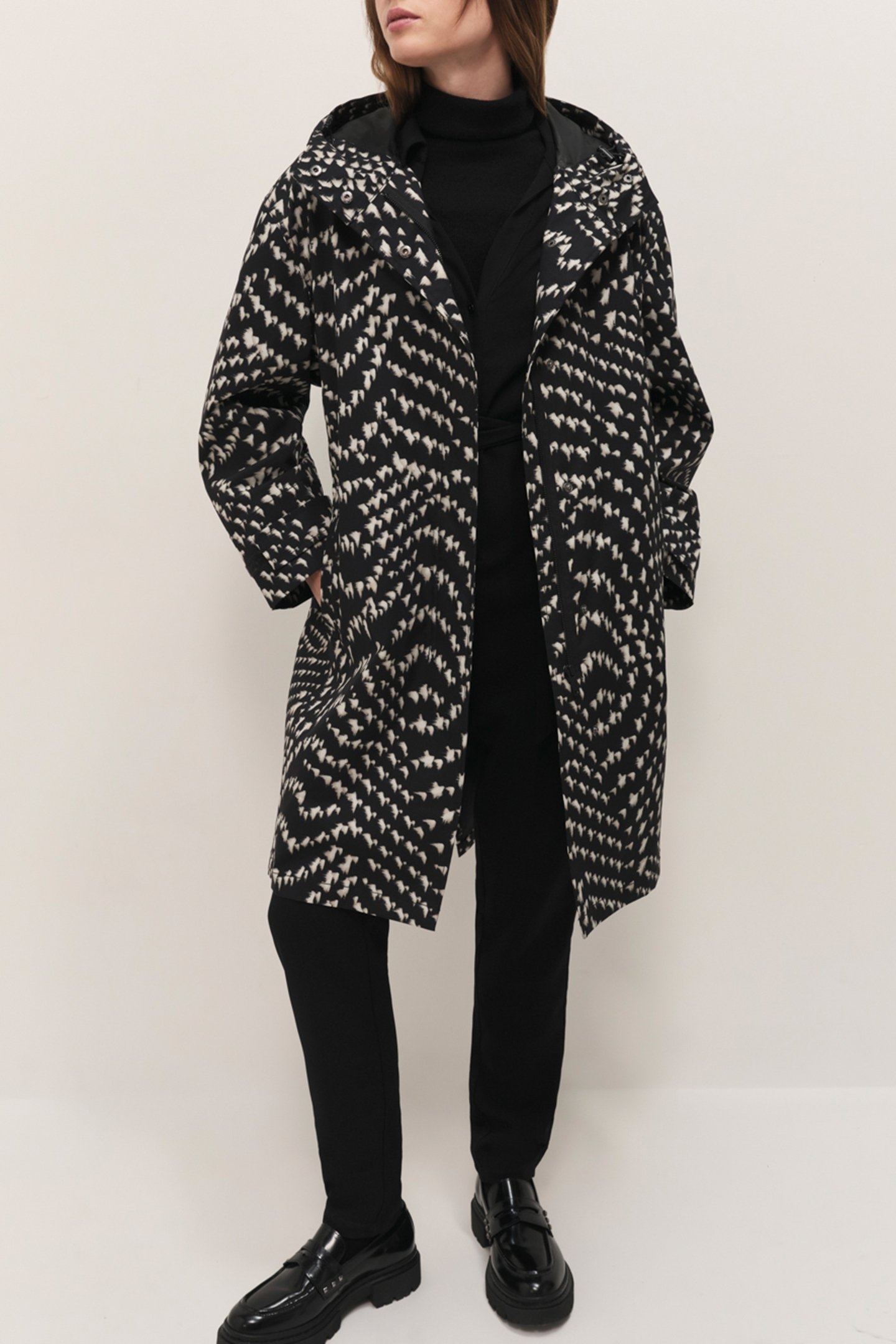 DODA BLACK PARKA WITH OPTICAL PRINT 2