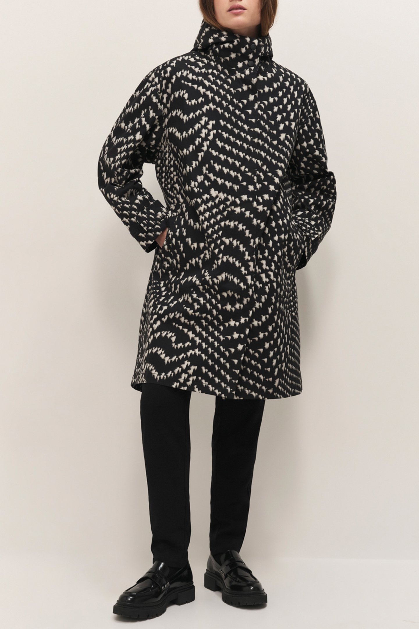 DODA BLACK PARKA WITH OPTICAL PRINT 4