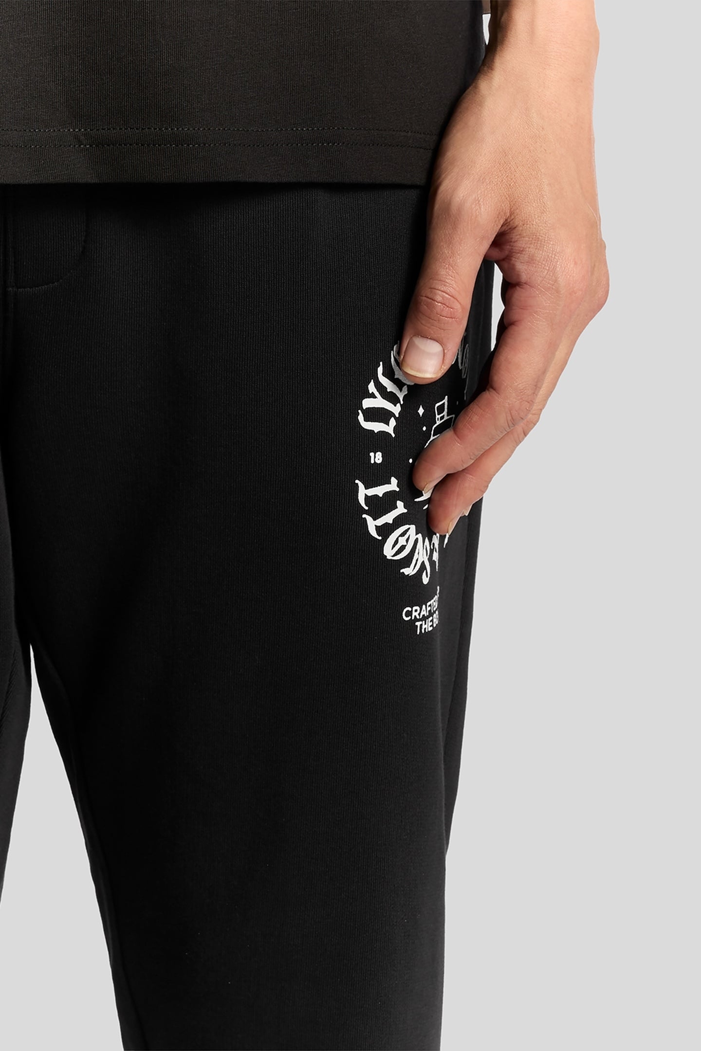 SHIP INSIGNIA GRAPHIC JOGGER JET BLACK 4