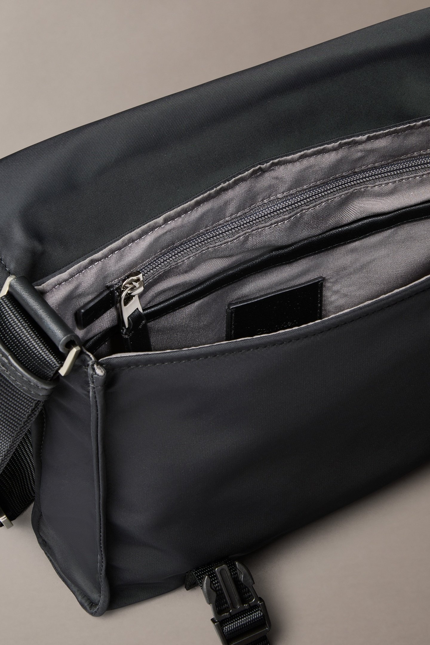 SLEEK SMALL MESSENGER BLACK 6