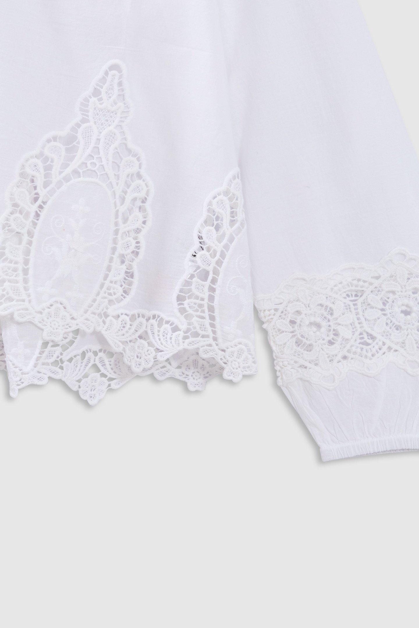 LOOSE-FITTING WHITE BLOUSE DECORATED WITH LACE EMBROIDERY 3