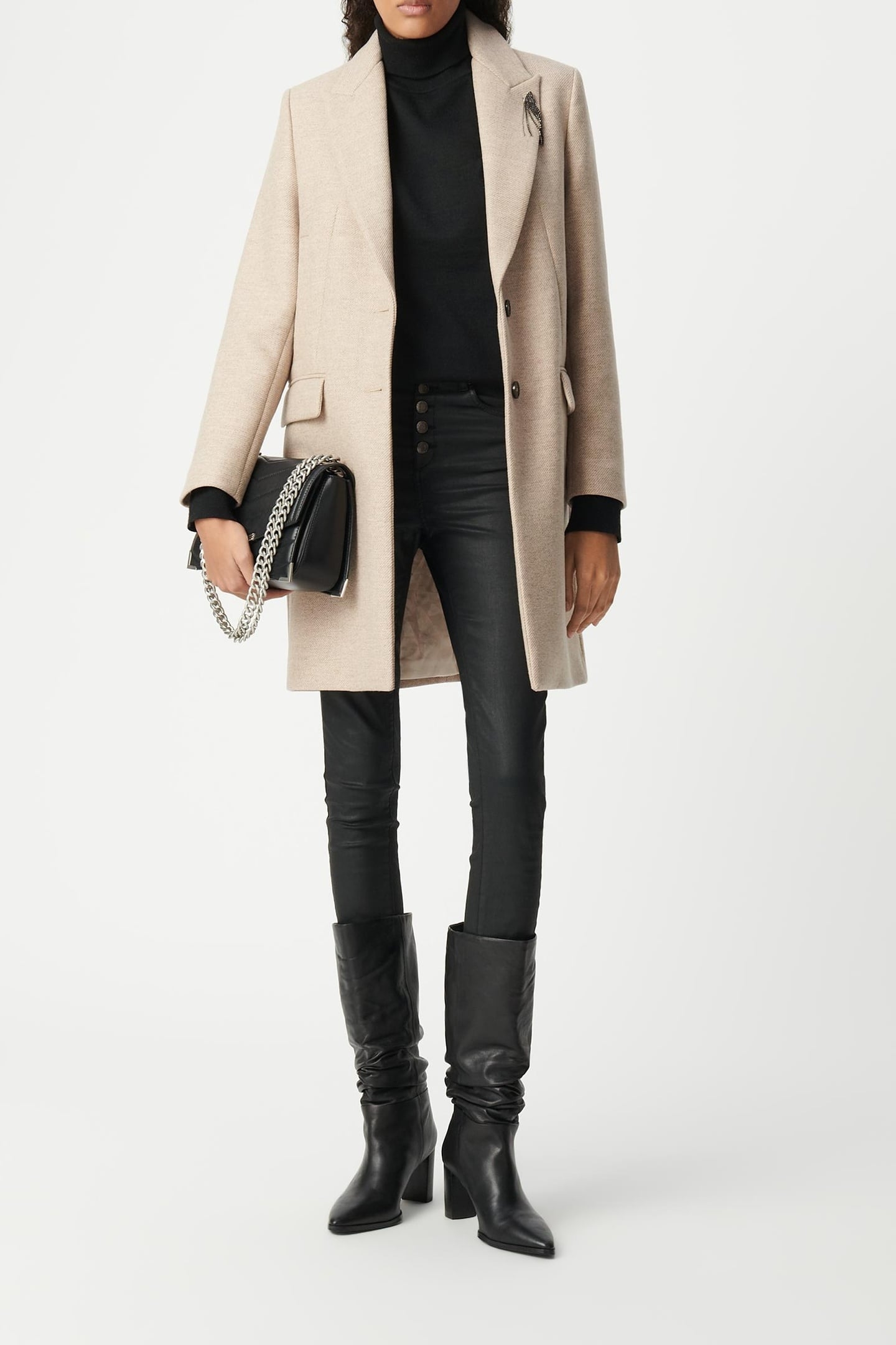 STRAIGHT SESAME COAT DECORATED WITH RHINESTONE BROOCH 1