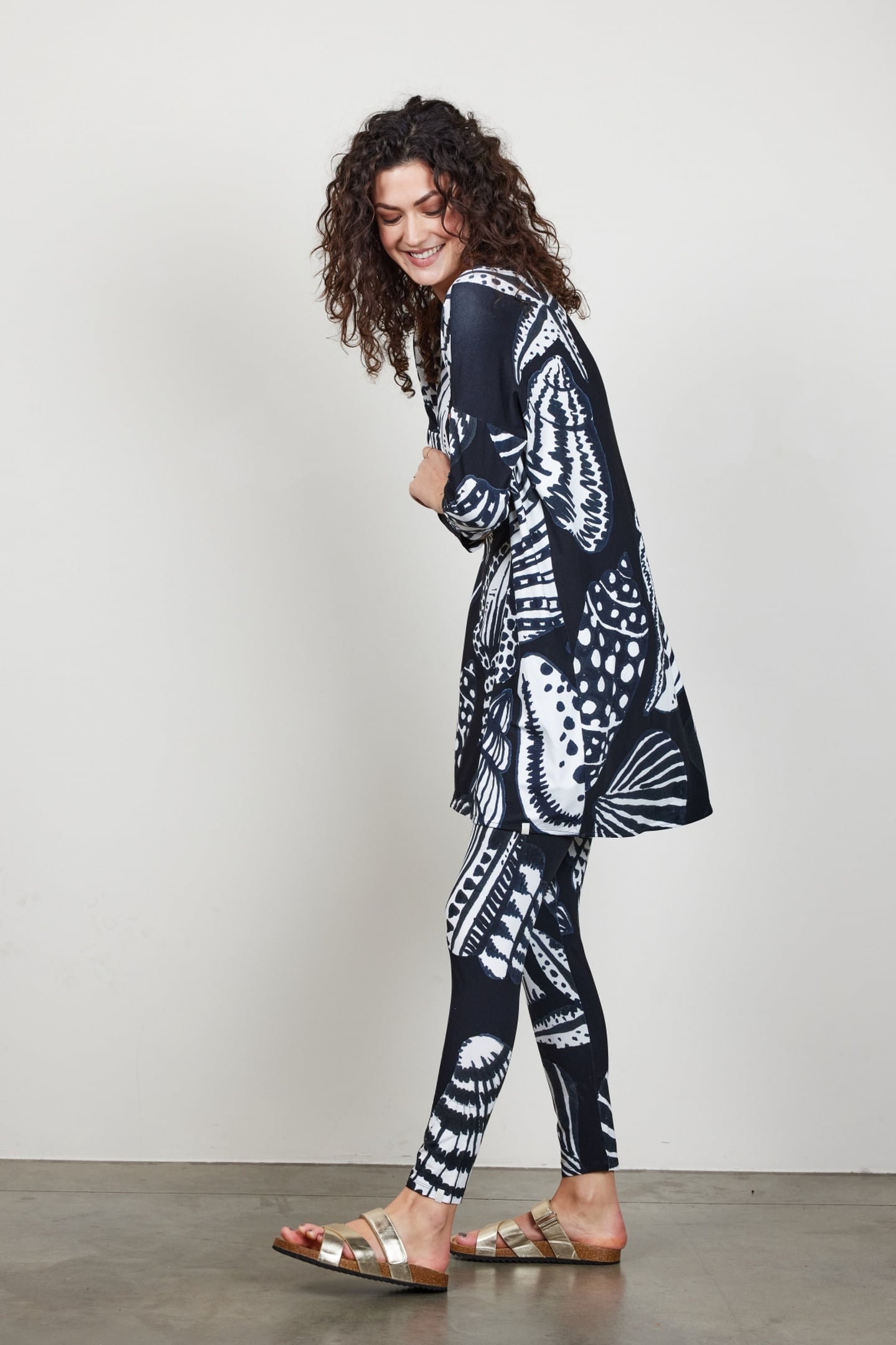 EASY LOOSE DRESS IN BLACK WITH SHELL SYMPHONY PRINT. 2