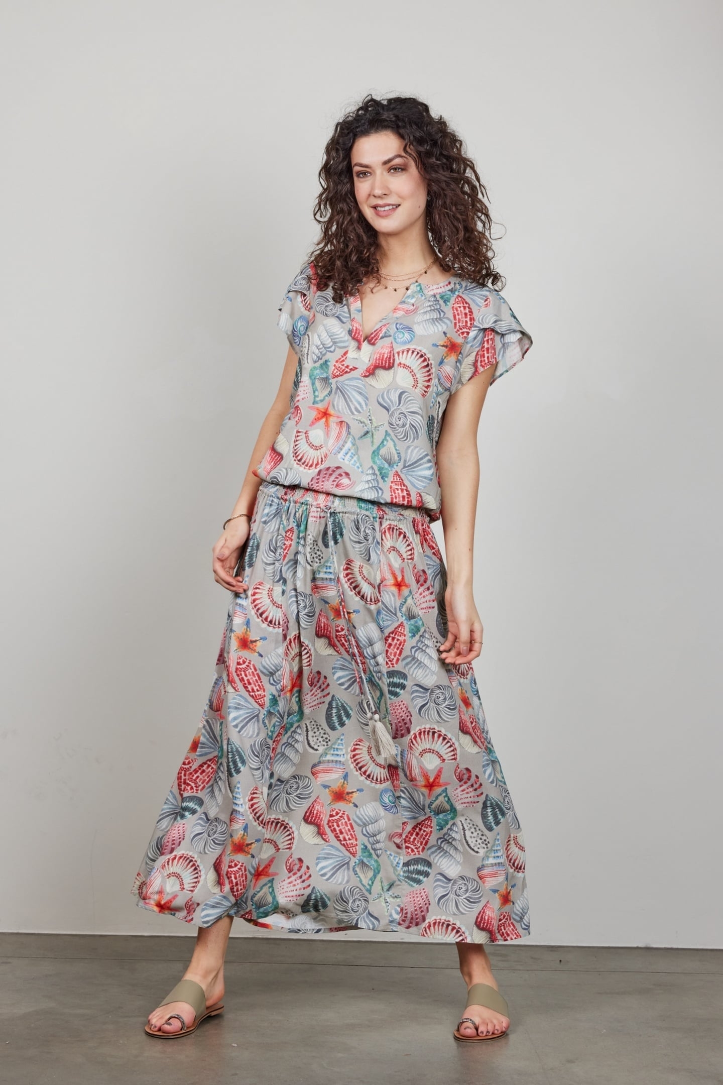 BLOUSE S/S FLARE IN FEATHER GREY WITH OCEAN TREASURE 1