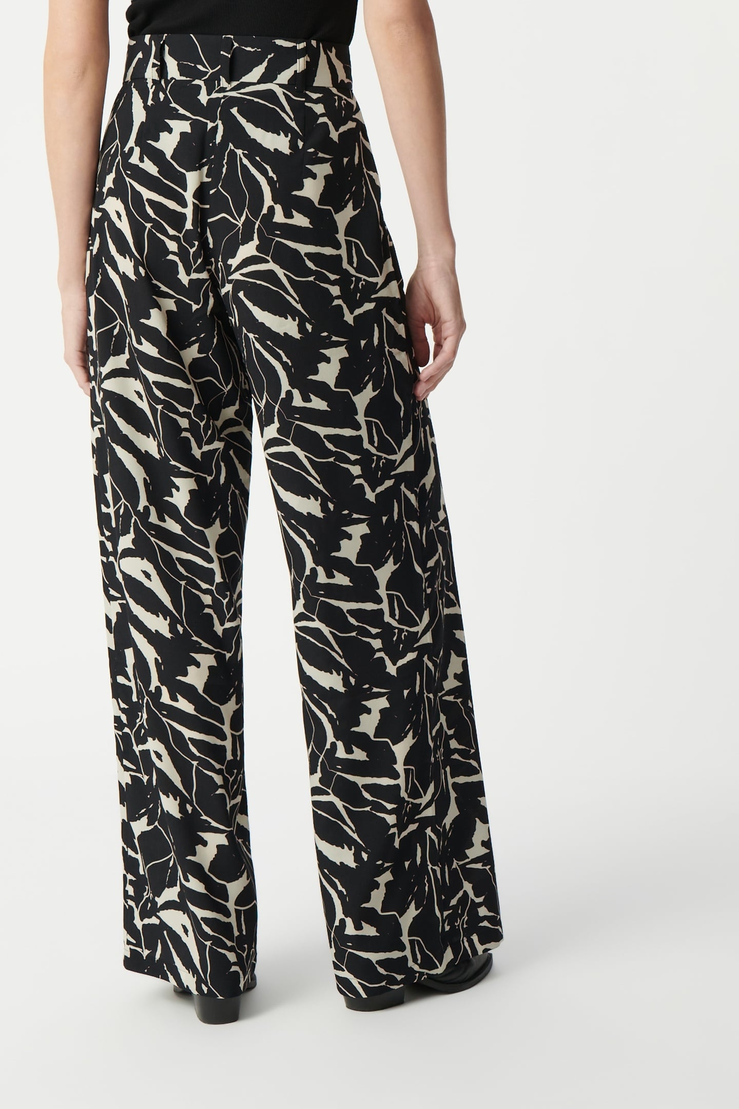 BLACK FLOWING PANTS WITH ZEBRA FLOWER PRINT 3