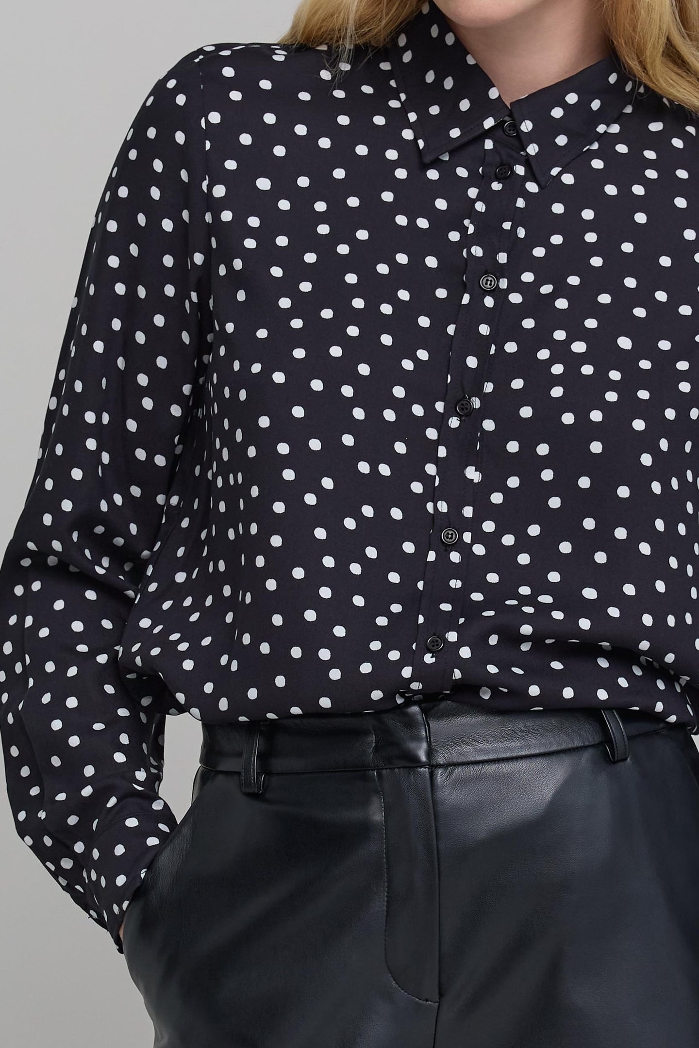 BLACK SHIRT LENZING™ ECOVERO™ POLKA DOT PATTERN 5