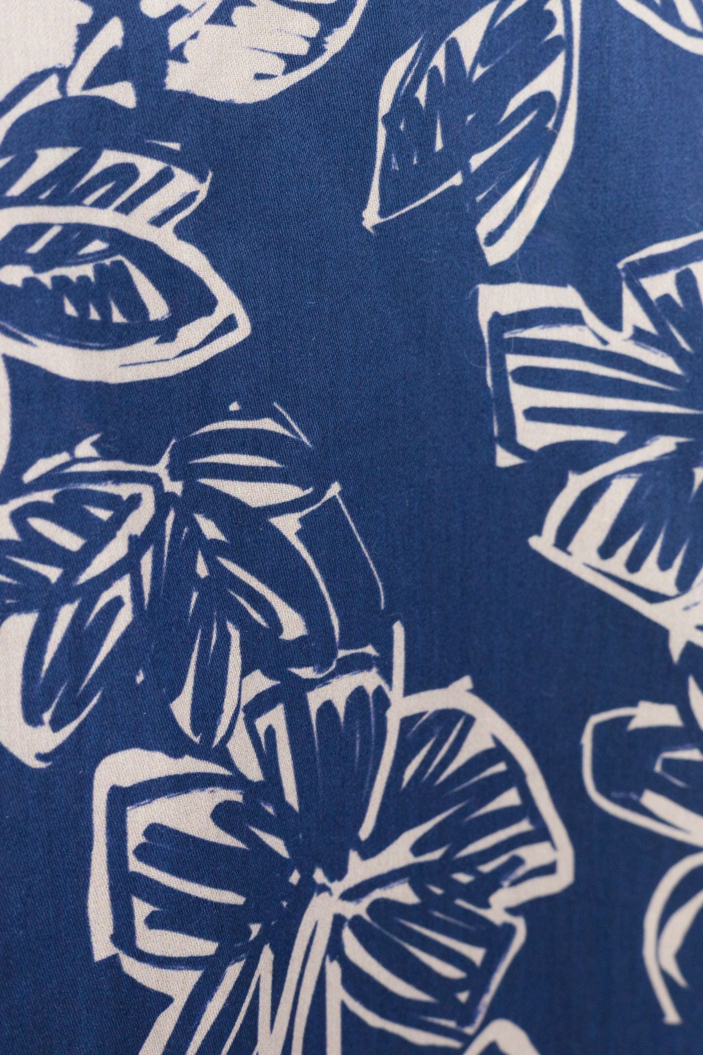 NAVY TOP WITH XL FLORAL PRINT AND BOW ON BACK INDIGO 8