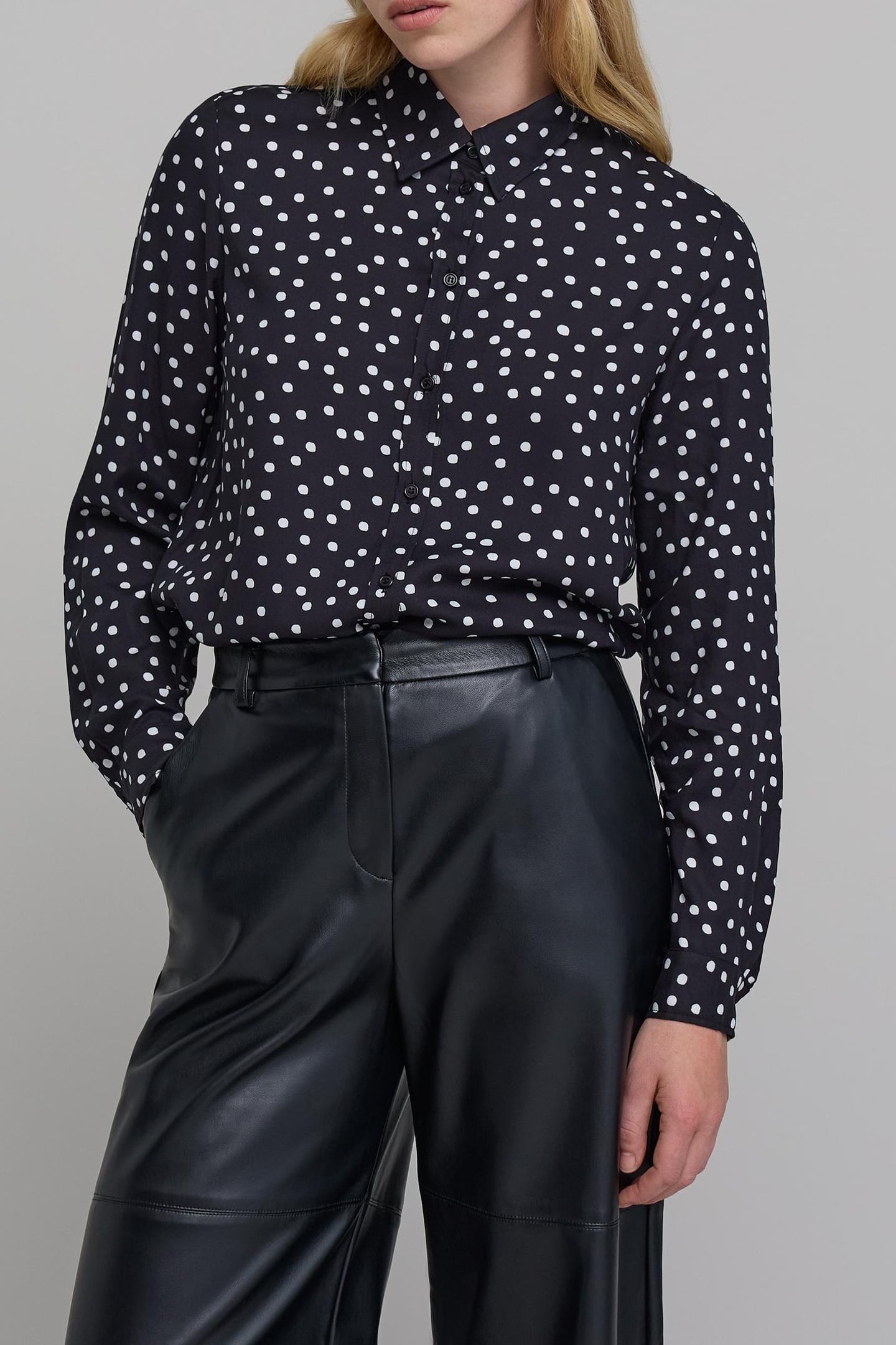 BLACK SHIRT LENZING™ ECOVERO™ POLKA DOT PATTERN 1