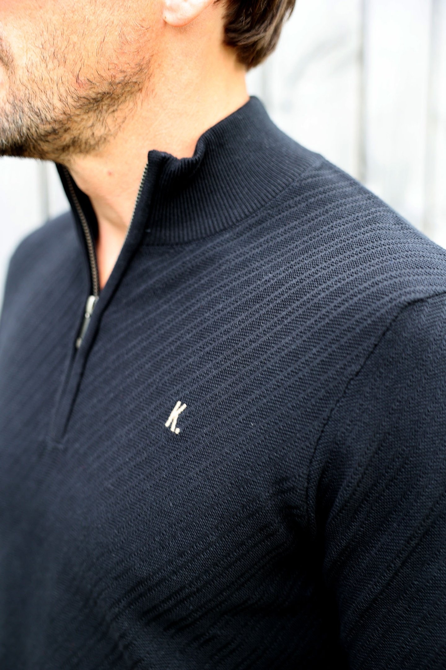 KN CROSSED ZIP BLACK 4