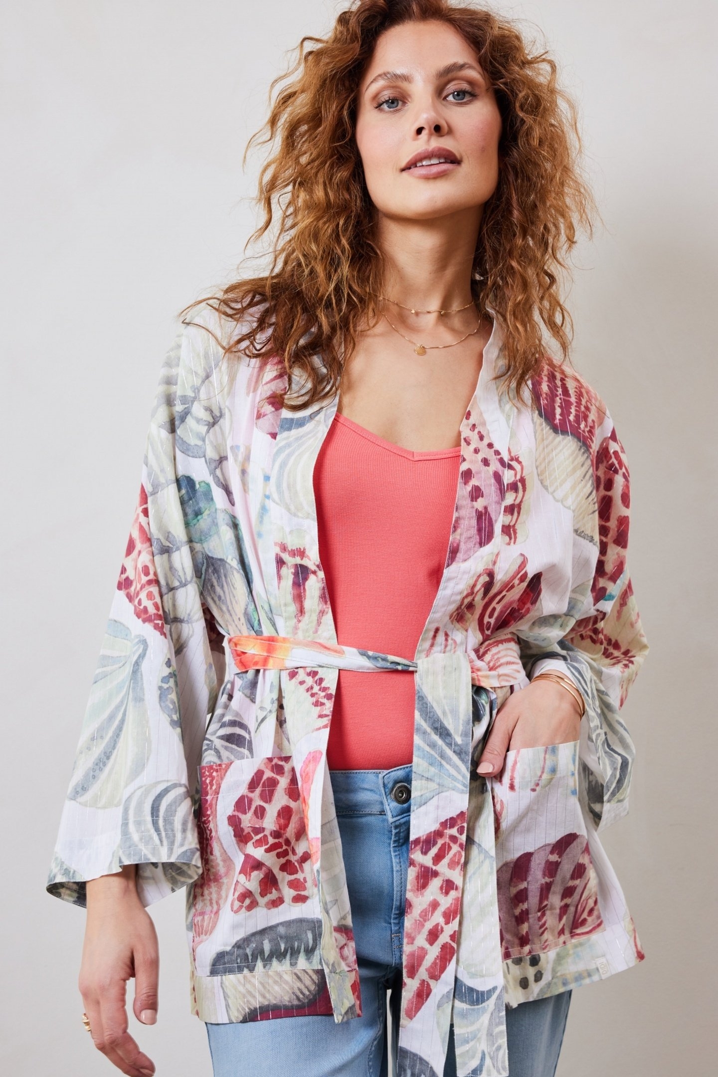 KIMONO IN OFFWHITE WITH OCEAN TREASURES XL PRINT 1