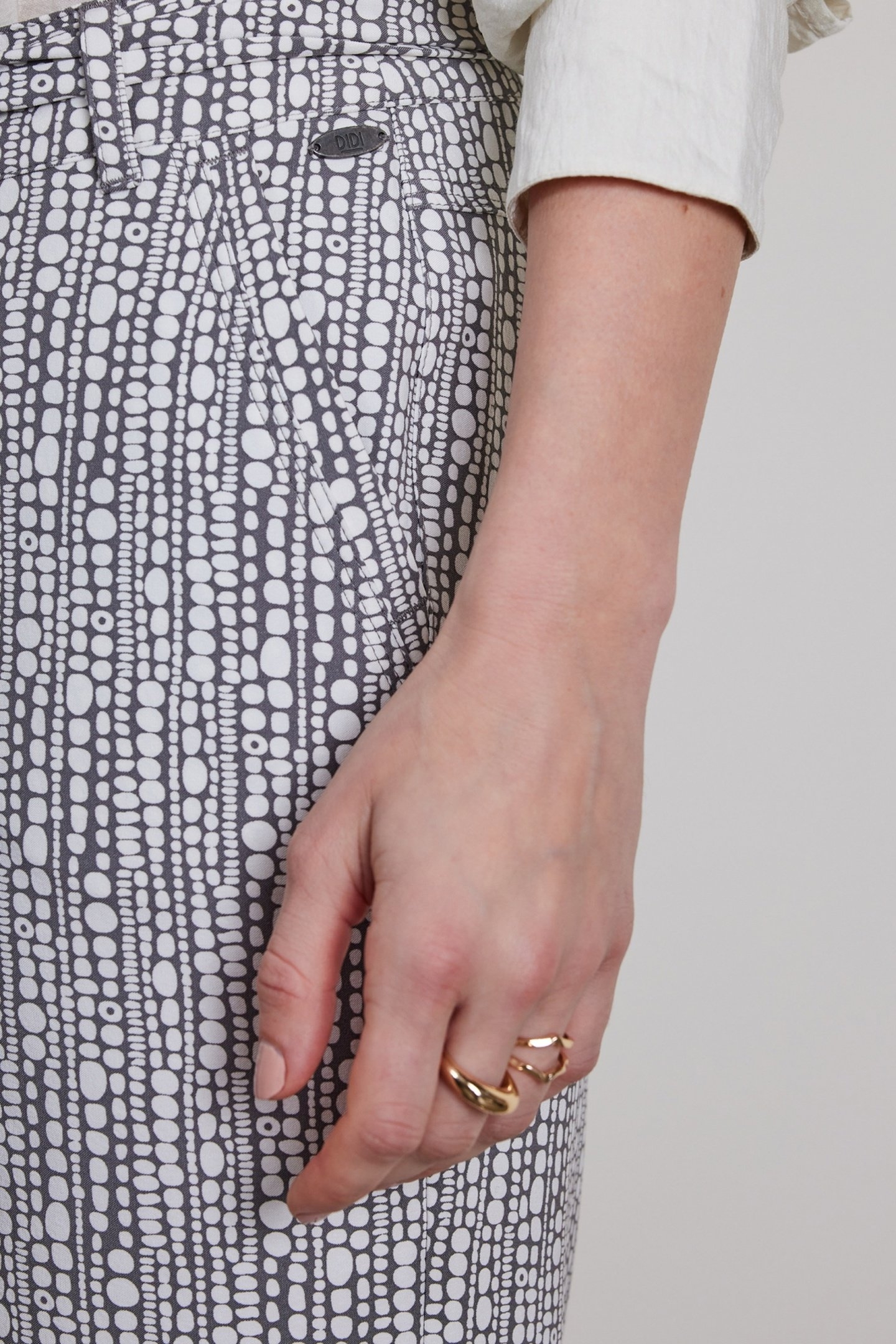 TRAVEL BERMUDA URBAN IN DARKSHADOW WITH DOTS IN A ROW PRINT 5