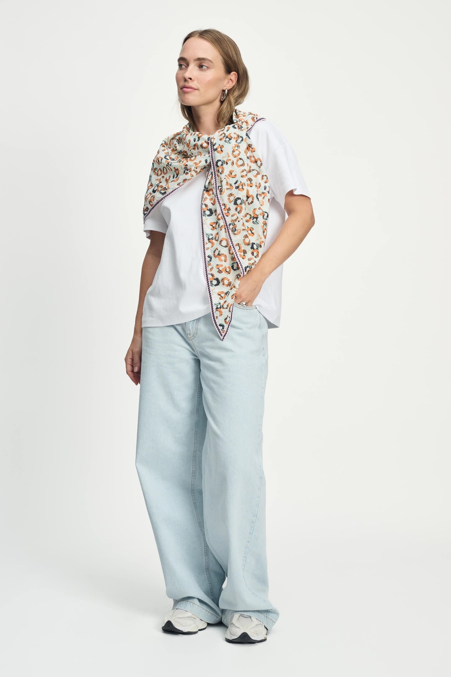 SHAWL - LEOPARD LUSH WHITE 2