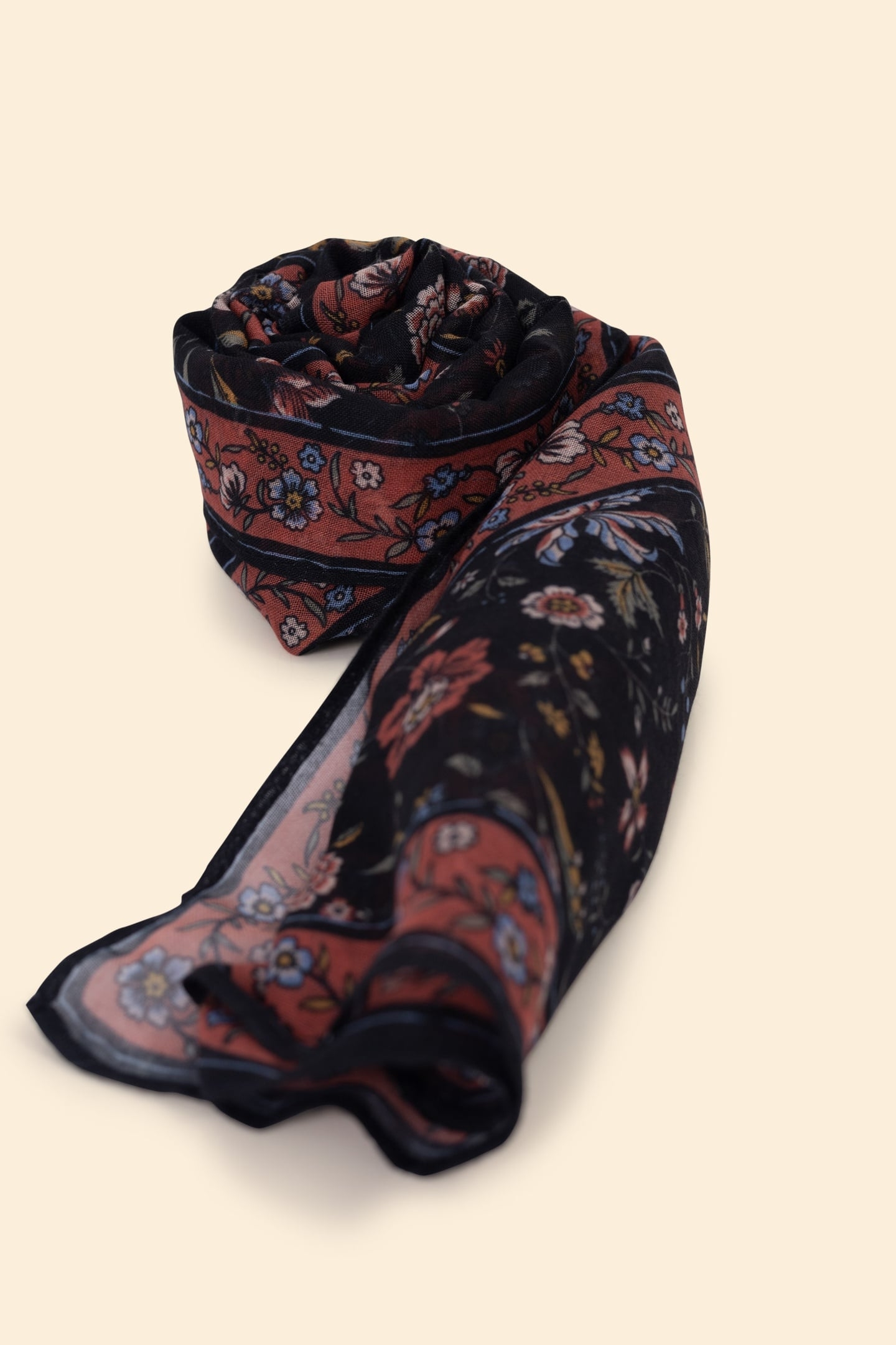 BLACK SCARF WITH FLOWER BOUQUET PRINT BLACK 1