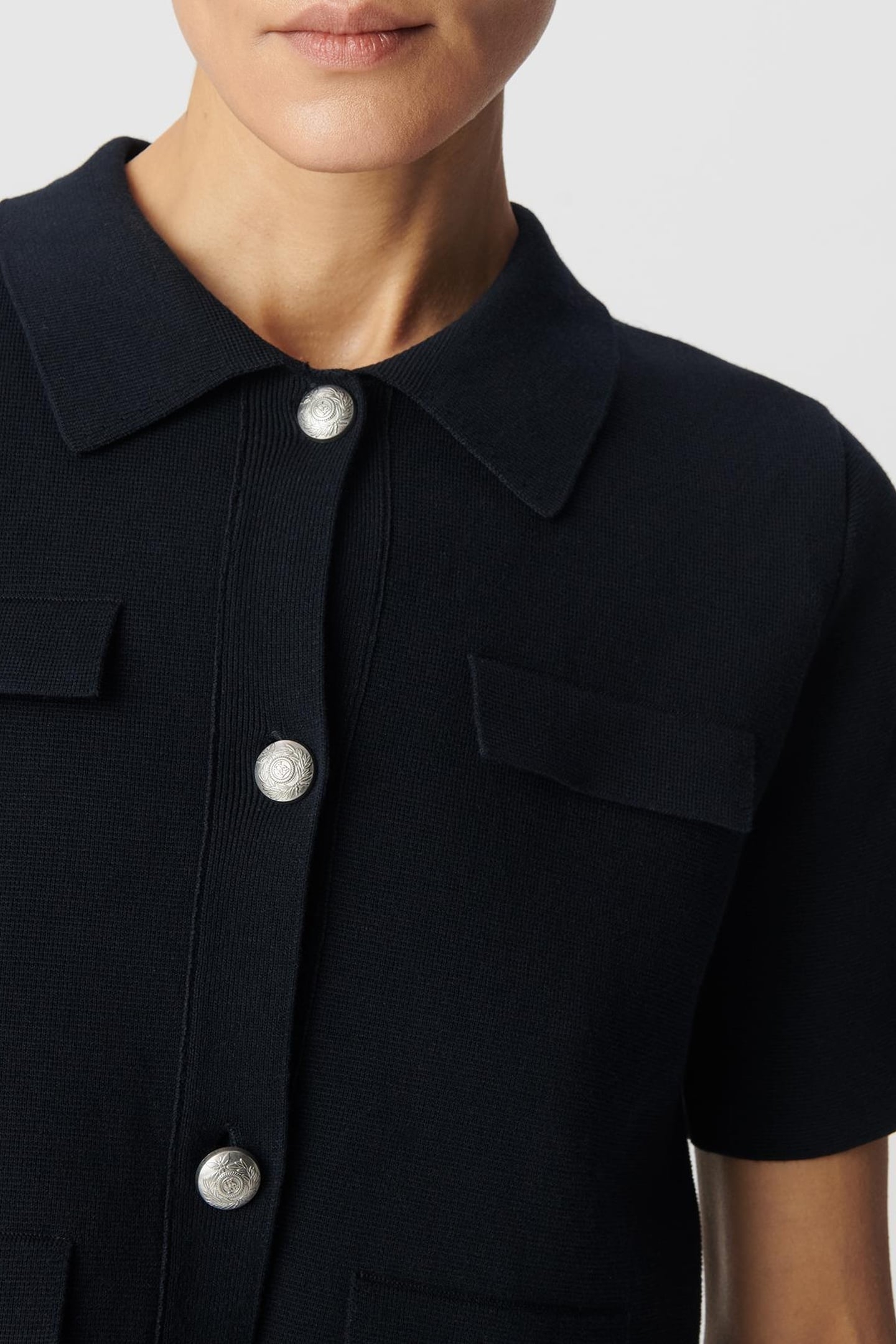 SHORT NAVY KNITTED CARDIGAN WITH ENGRAVED BUTTONS 5