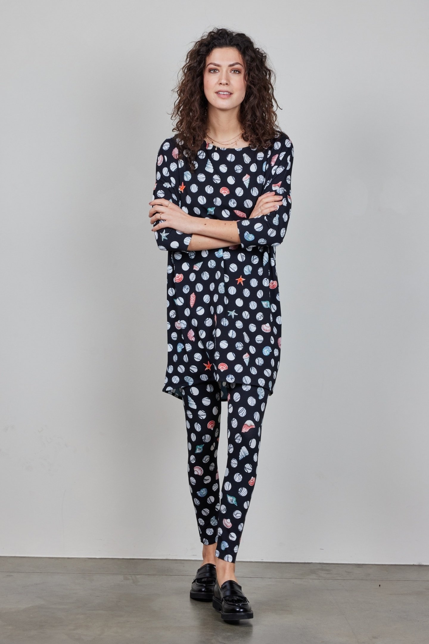 BASIC LEGGING IN BLACK WITH CORAL COVE PRINT 1