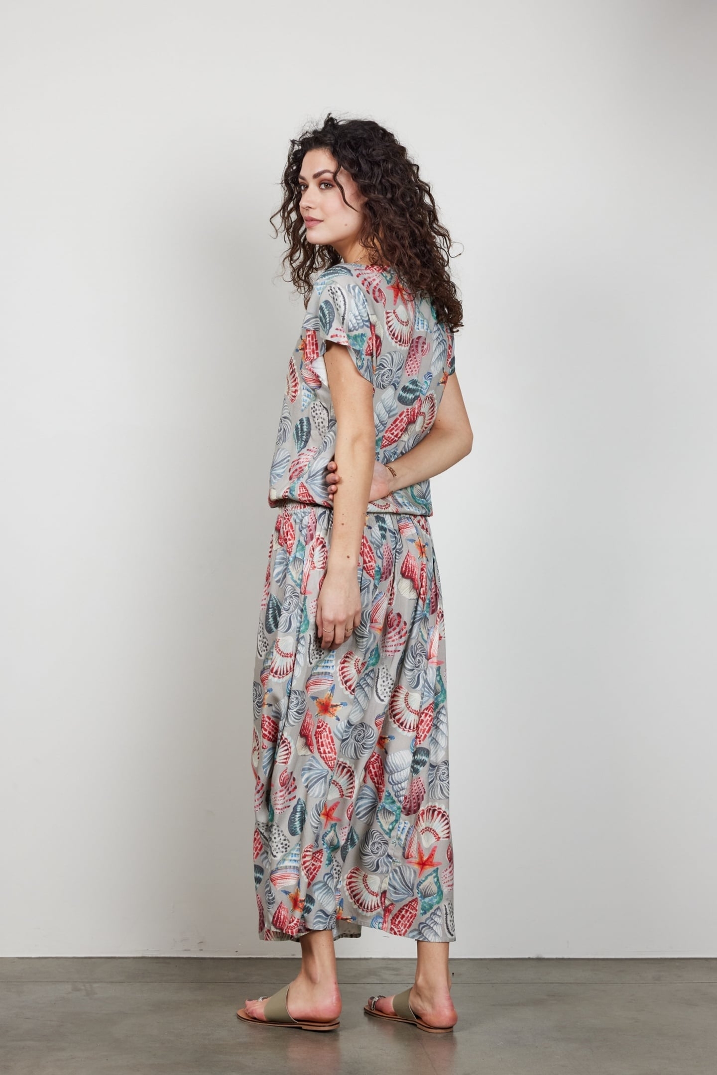 BLOUSE S/S FLARE IN FEATHER GREY WITH OCEAN TREASURE 3