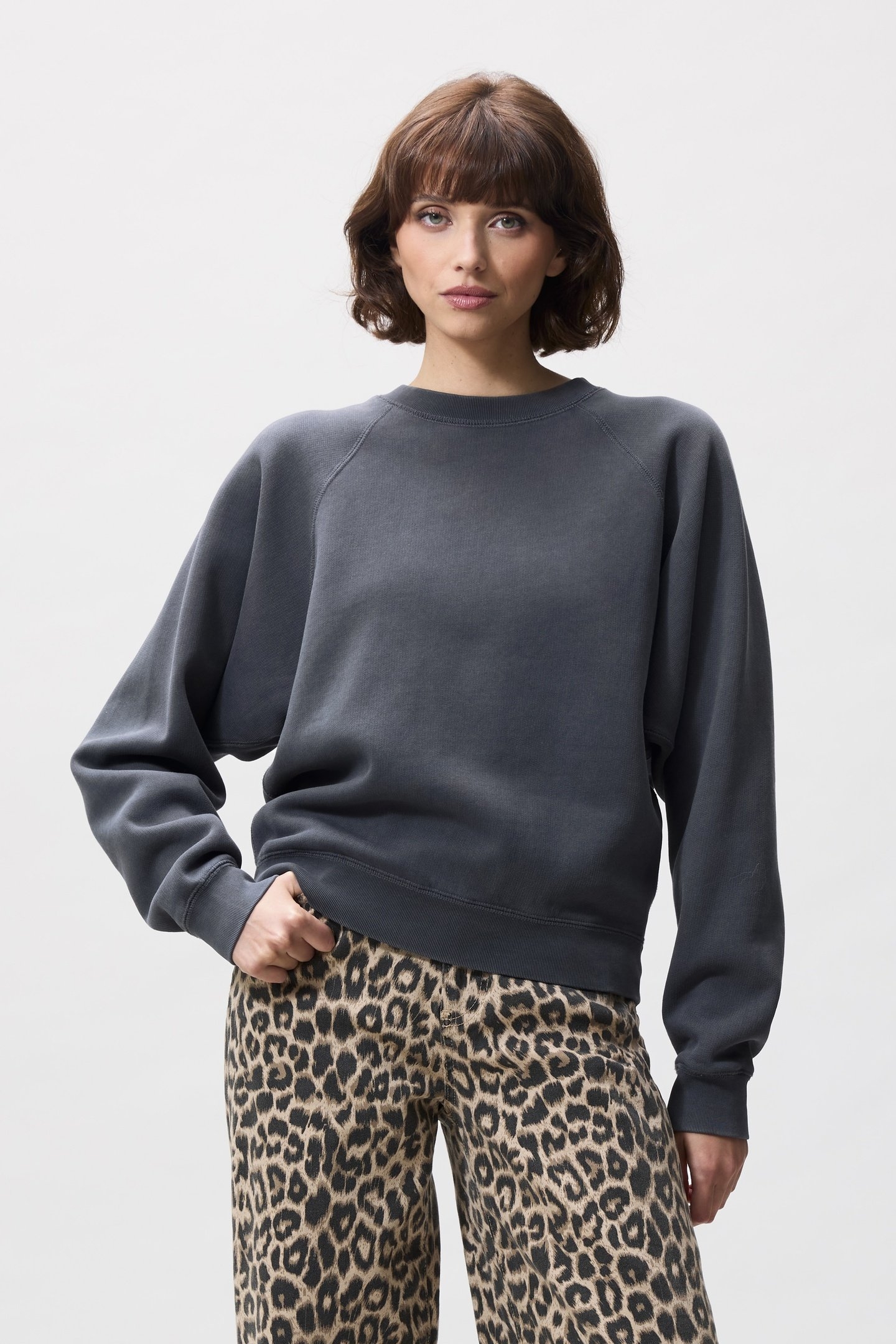 RAGLAN SWEATER CARBON 2