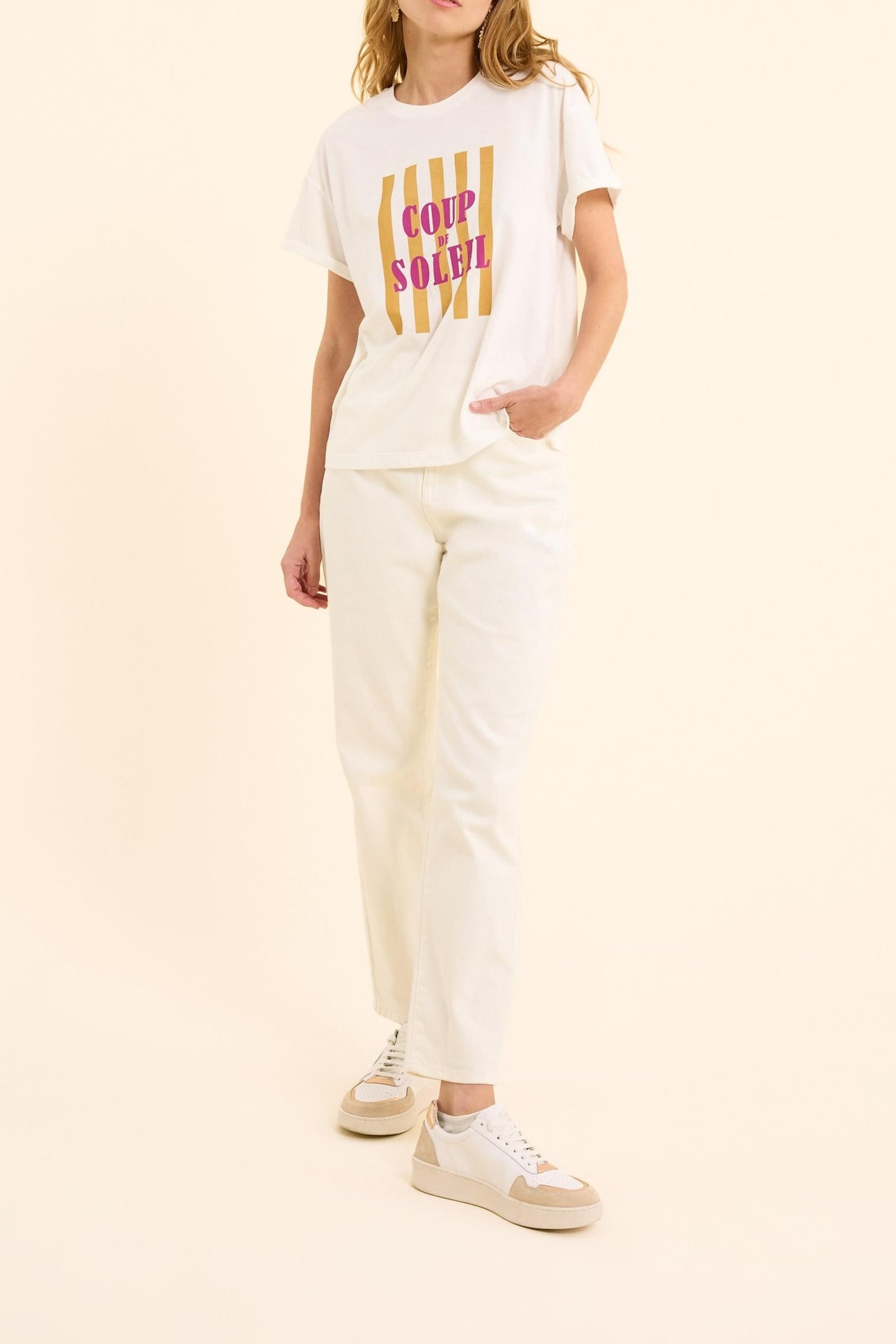 WHITE T-SHIRT WITH MESSAGE ON STRIPES SUNBURN 2