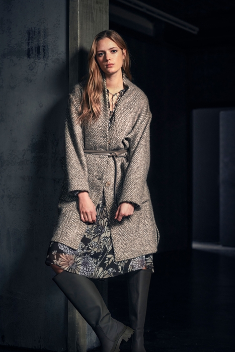 COAT WITH HERRINGBONE DESIGN WARM GREY / GREIGE 1